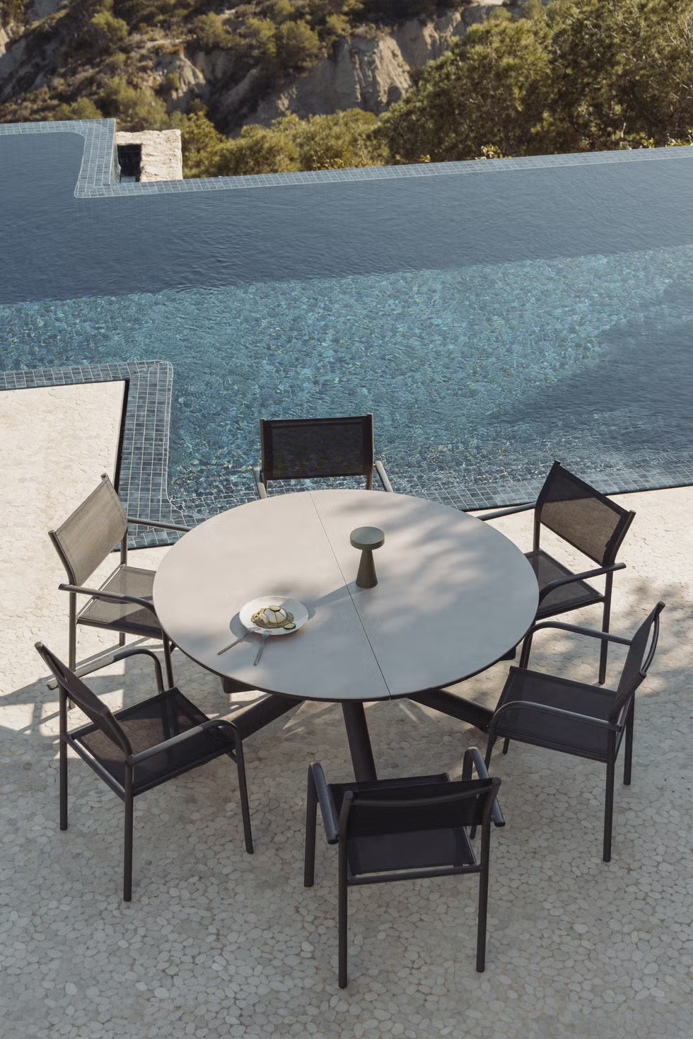 terrasse avec piscine à débordement et salle à manger extérieure collection Sklum Open Air Living
