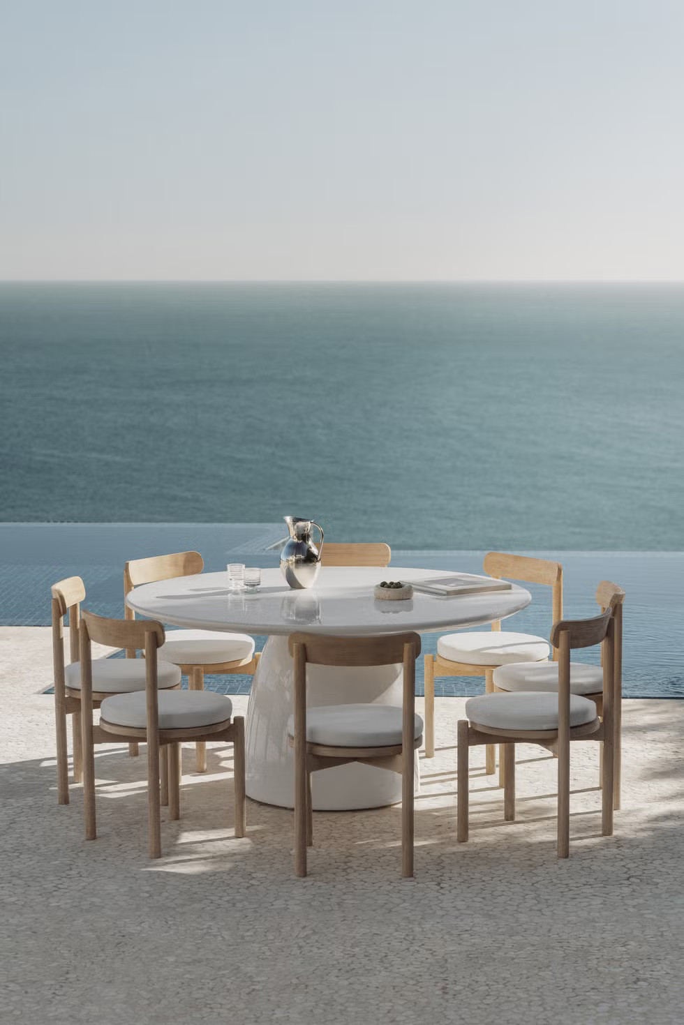 terrasse avec piscine à débordement et salle à manger extérieure collection Sklum Open Air Living