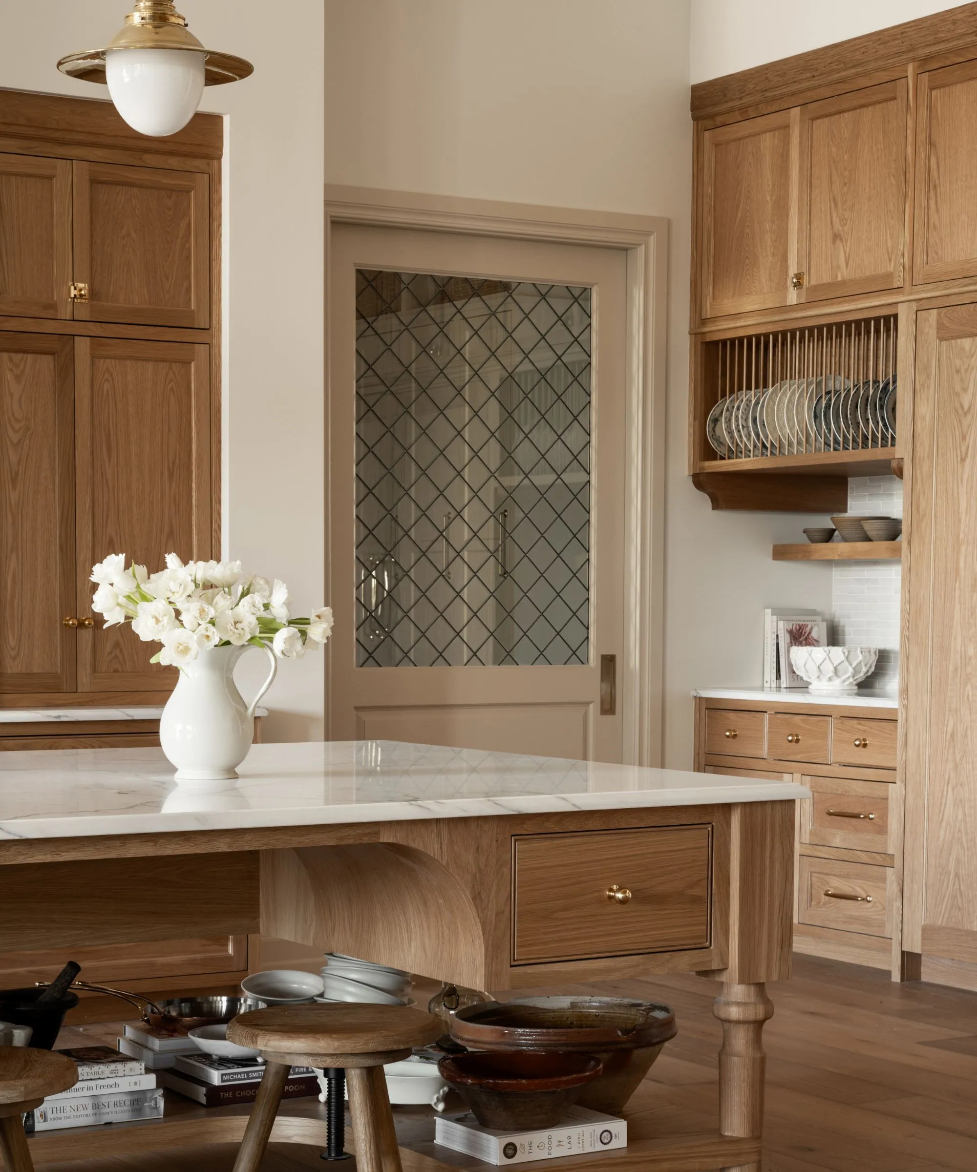 cuisine Studio McGee chêne clair et marbre style rustique chic
