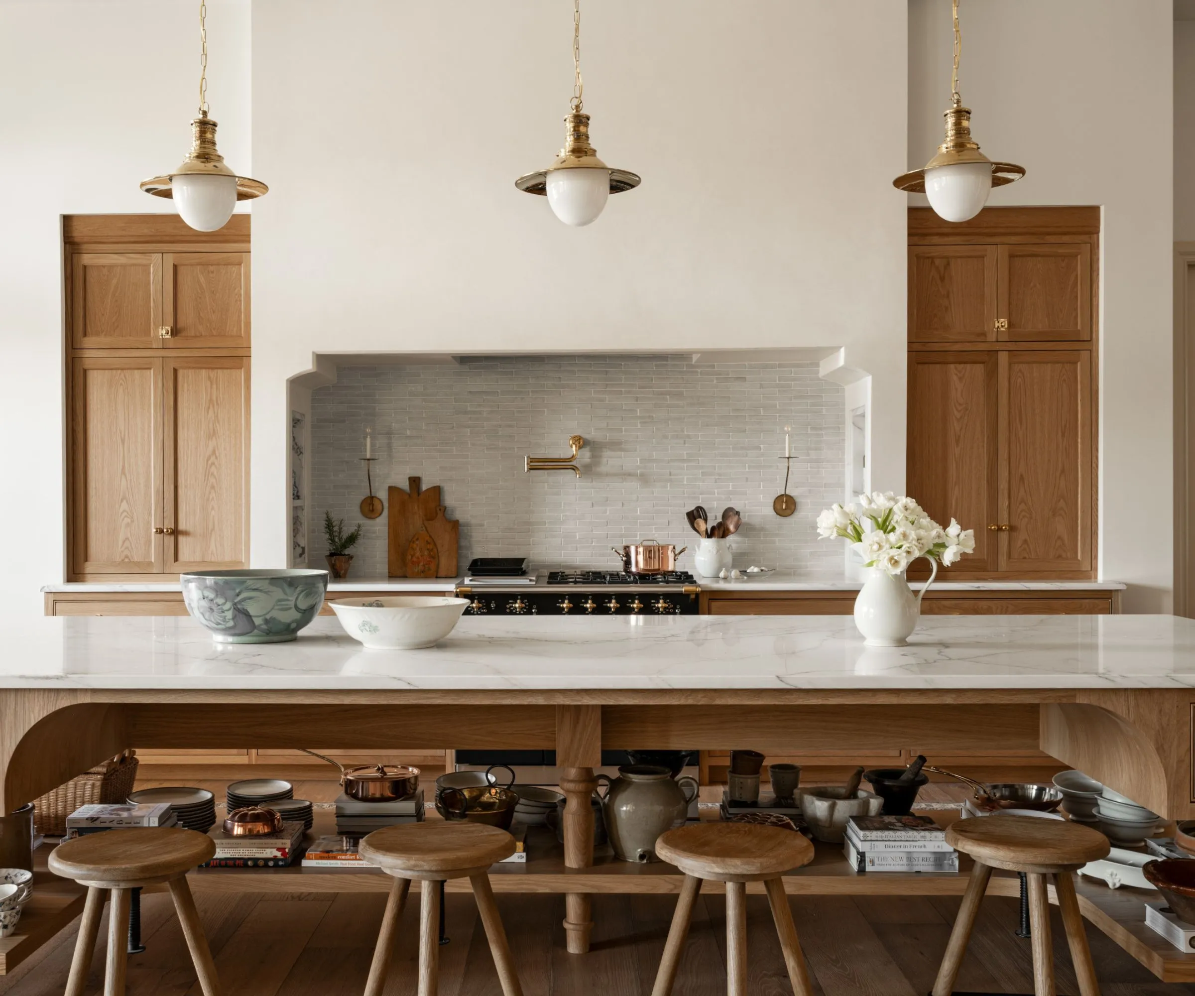 cuisine Studio McGee chêne clair et marbre style rustique chic