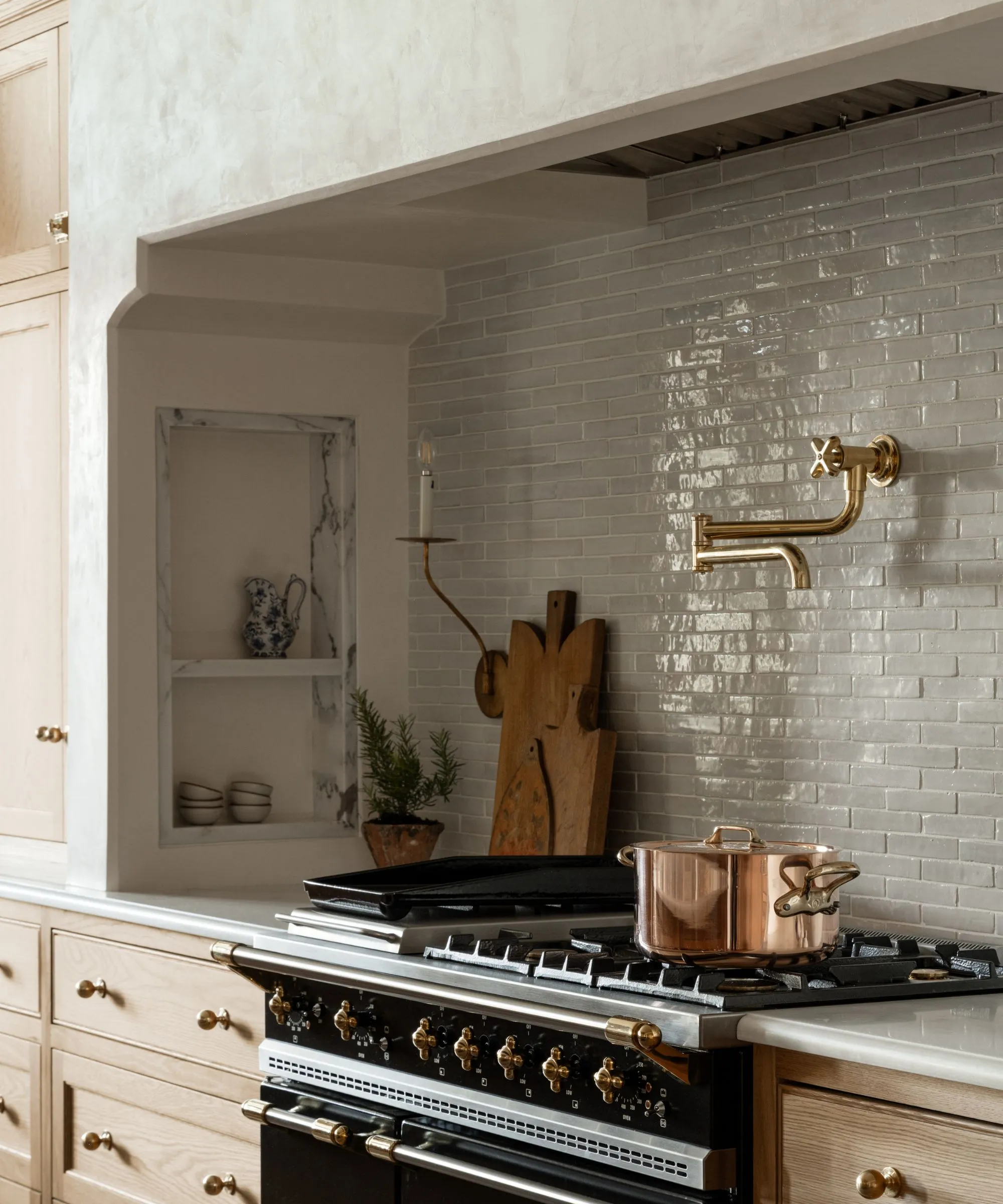 cuisine Studio McGee chêne clair et marbre style rustique chic