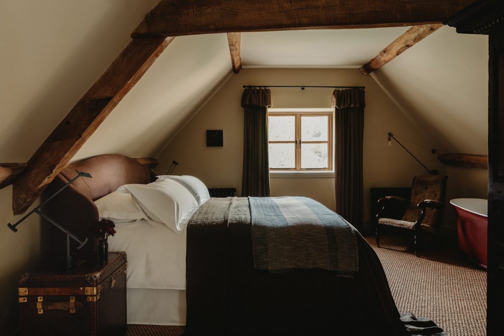 chambre mansardée avec poutres décoration classique chic maison dans ancienne grange anglaise rénovée chambre mansardée avec poutres décoration classique chic maison dans ancienne grange anglaise rénovée
