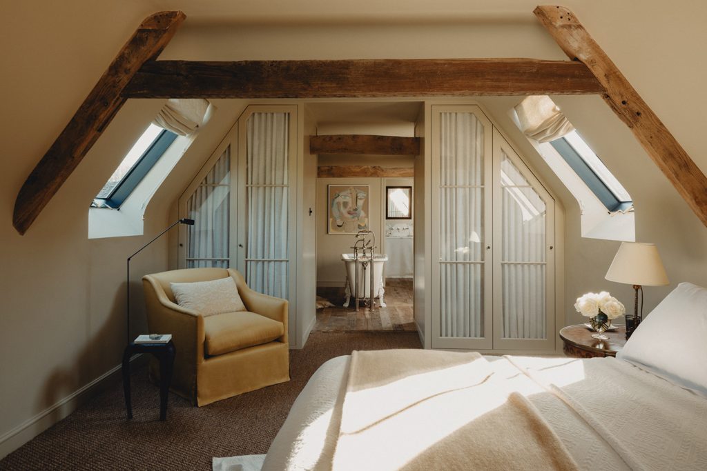 chambre mansardée avec poutres et salle de bain décoration classique chic maison dans ancienne grange anglaise rénovée chambre mansardée avec poutres et salle de bain décoration classique chic maison dans ancienne grange anglaise rénovée