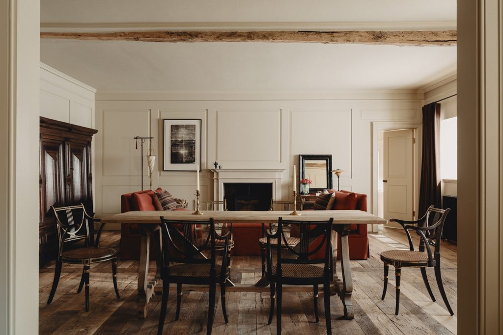 salle à manger avec poutres et cheminée en pierre décoration classique chic maison dans ancienne grange anglaise rénovée salle à manger avec poutres et cheminée en pierre décoration classique chic maison dans ancienne grange anglaise rénovée