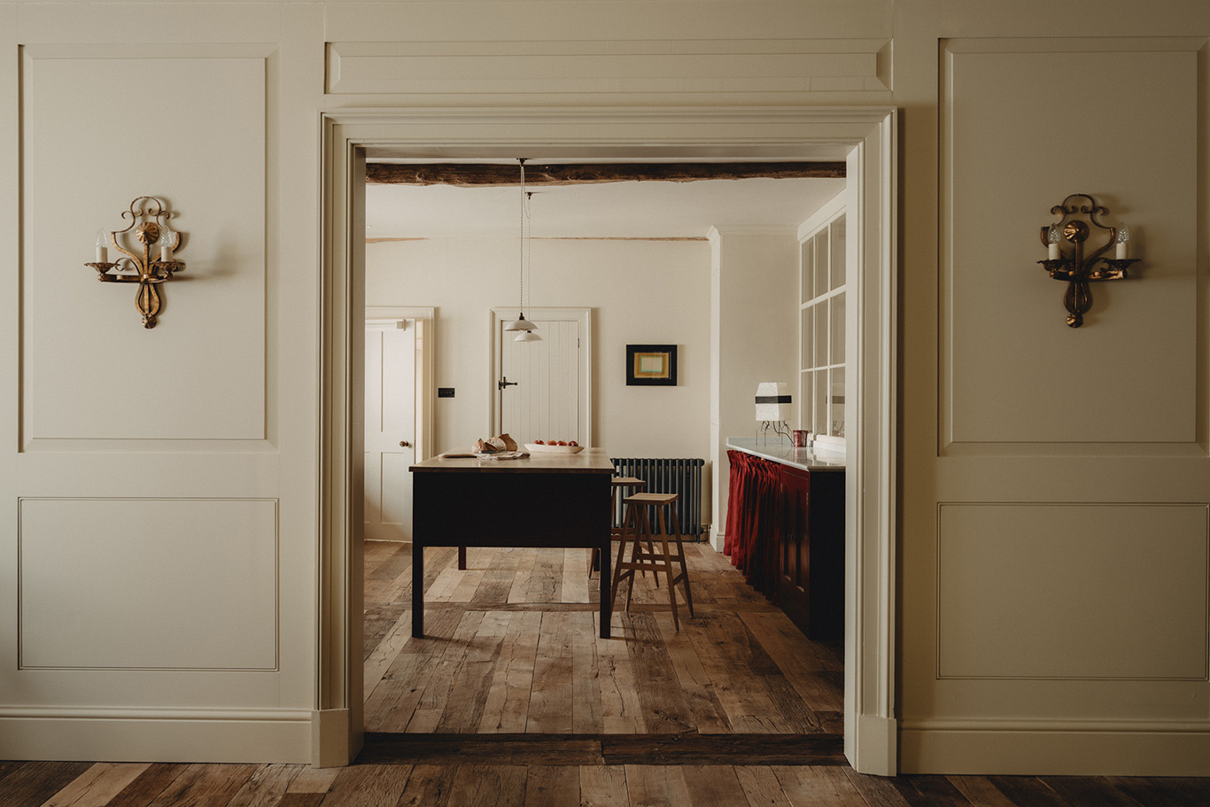 cuisine shaker bordeaux décoration classique chic maison dans ancienne grange anglaise rénovée cuisine shaker bordeaux décoration classique chic maison dans ancienne grange anglaise rénovée