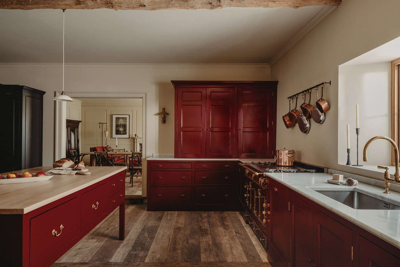 cuisine shaker bordeaux décoration classique chic maison dans ancienne grange anglaise rénovée cuisine shaker bordeaux décoration classique chic maison dans ancienne grange anglaise rénovée