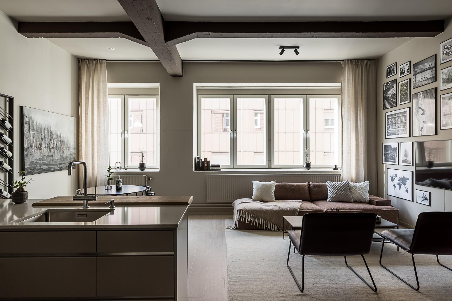 salon avec poutres appartement décoration monochrome et scandinave salon avec poutres appartement décoration monochrome et scandinave