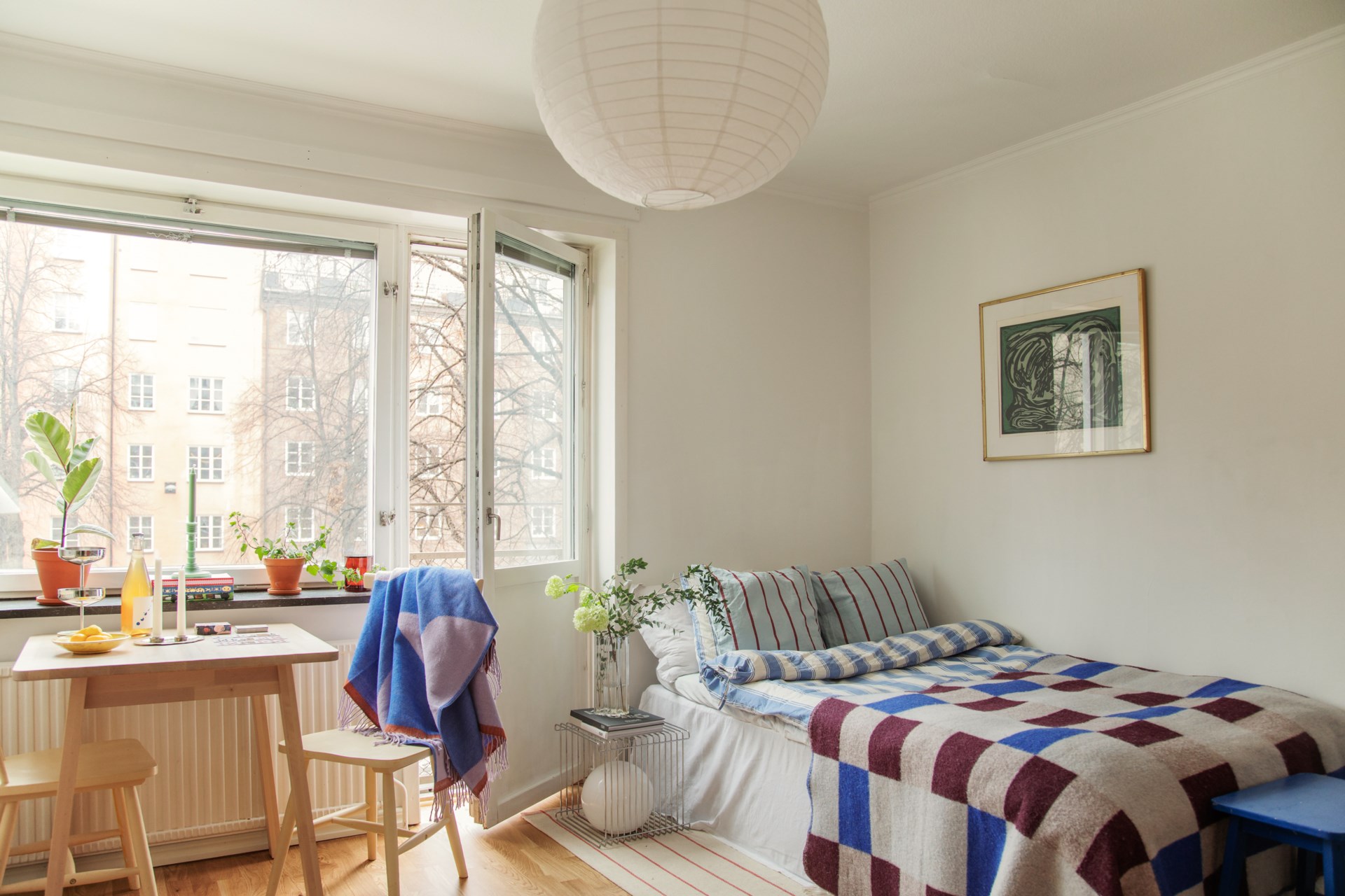 pièce principale studio 21m2 décoration colorée et scandinave pièce principale studio 21m2 décoration colorée et scandinave