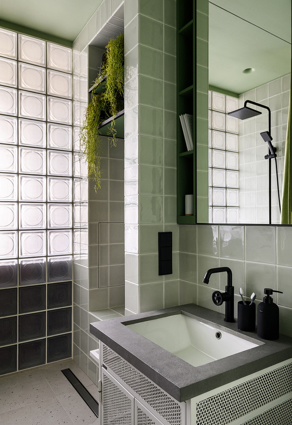 salle de bain verte appartement 55m2 murs et plafond béton pavés de verre décoration colorée et contemporaine salle de bain verte appartement 55m2 murs et plafond béton pavés de verre décoration colorée et contemporaine