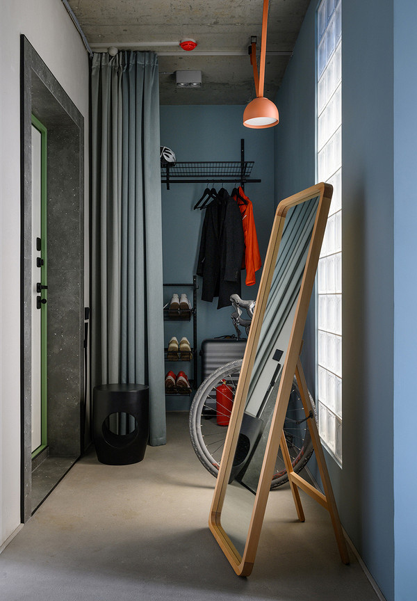 entrée murs bleus appartement 55m2 murs et plafond béton pavés de verre décoration colorée et contemporaine entrée murs bleus appartement 55m2 murs et plafond béton pavés de verre décoration colorée et contemporaine