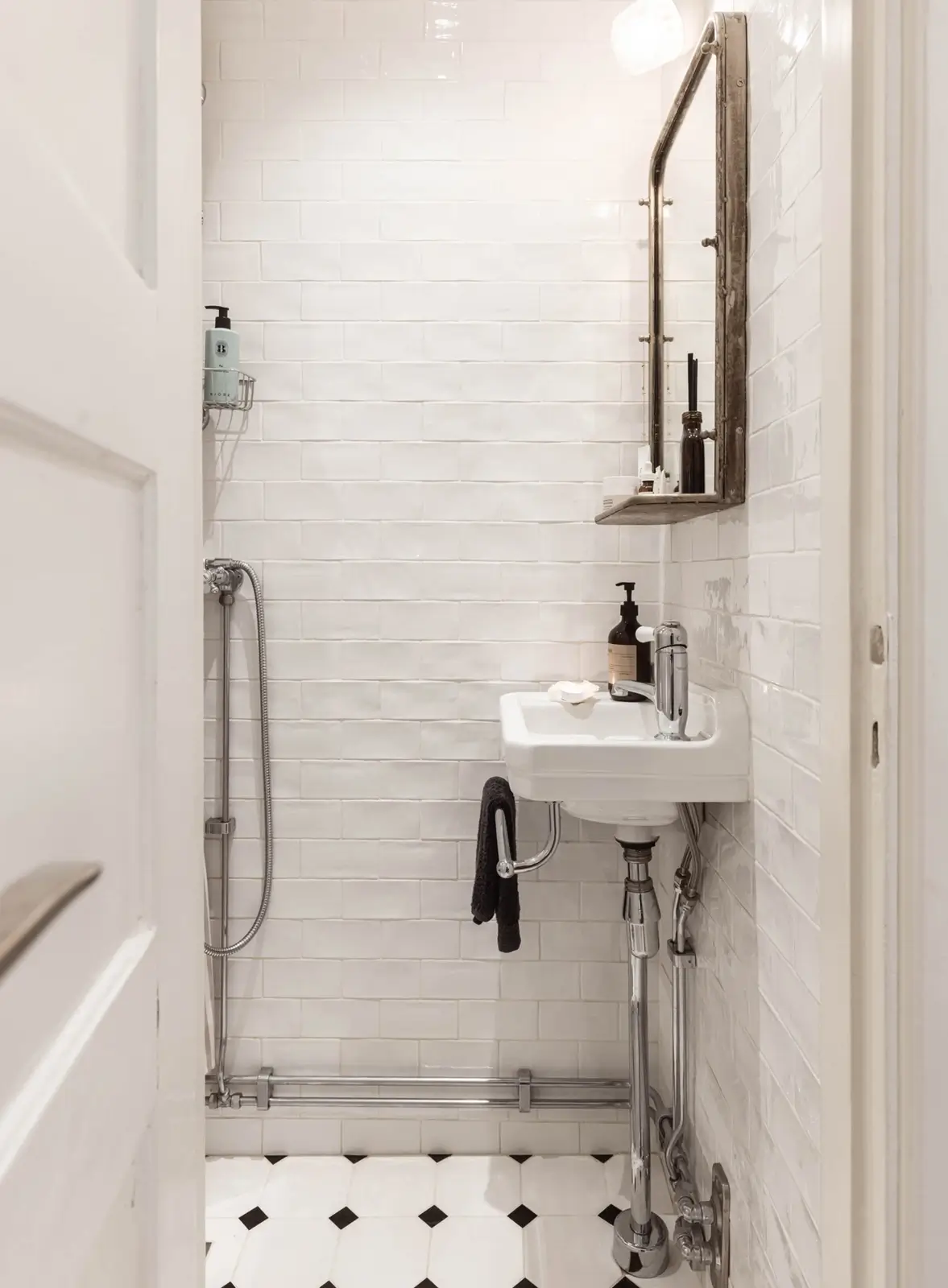 salle de bain zelliges et sol à cabochons noirs décoration blanche et scandinave studio 27m2 salle de bain zelliges et sol à cabochons noirs décoration blanche et scandinave studio 27m2