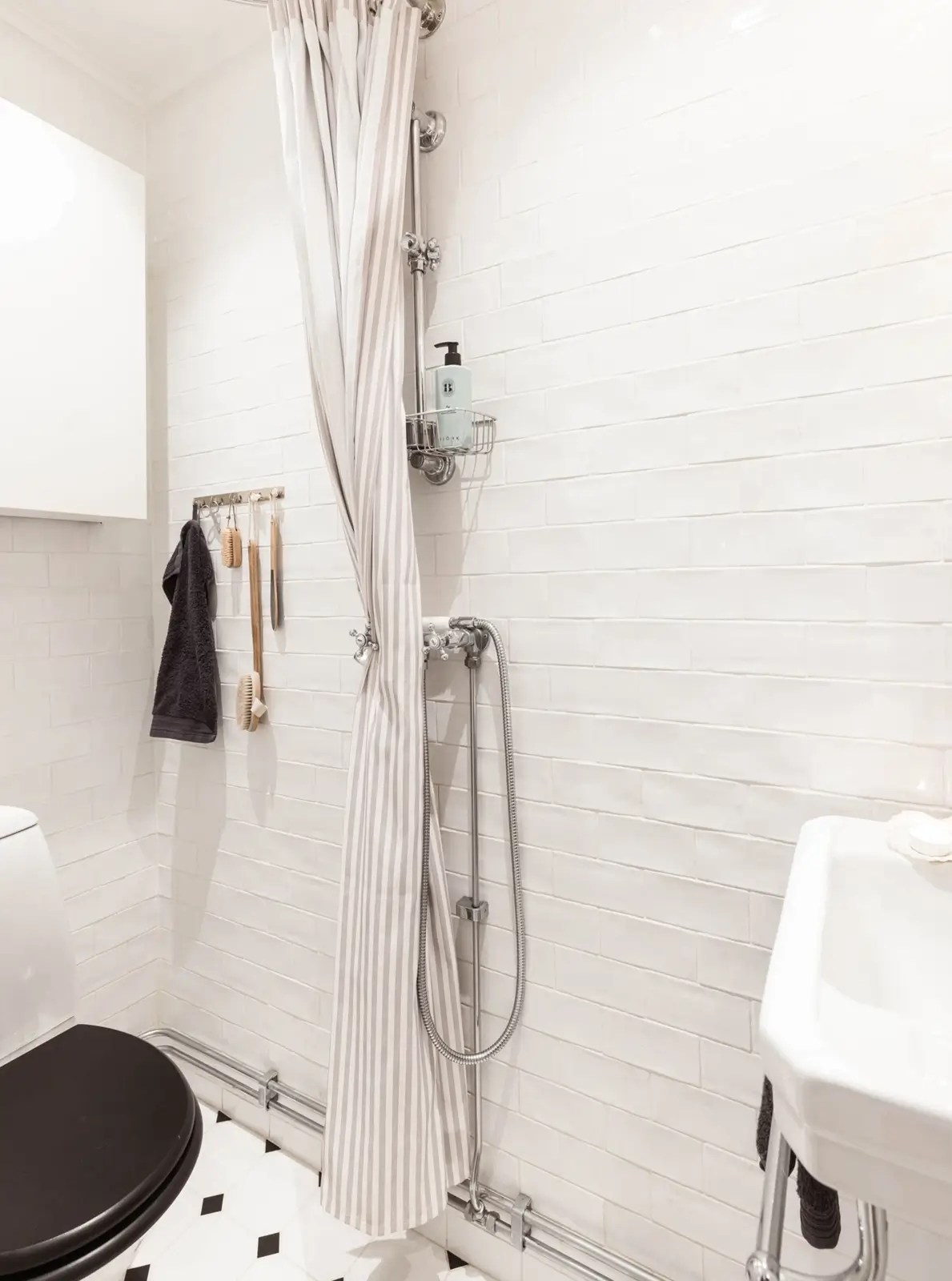 salle de bain zelliges et sol à cabochons noirs décoration blanche et scandinave studio 27m2 salle de bain zelliges et sol à cabochons noirs décoration blanche et scandinave studio 27m2