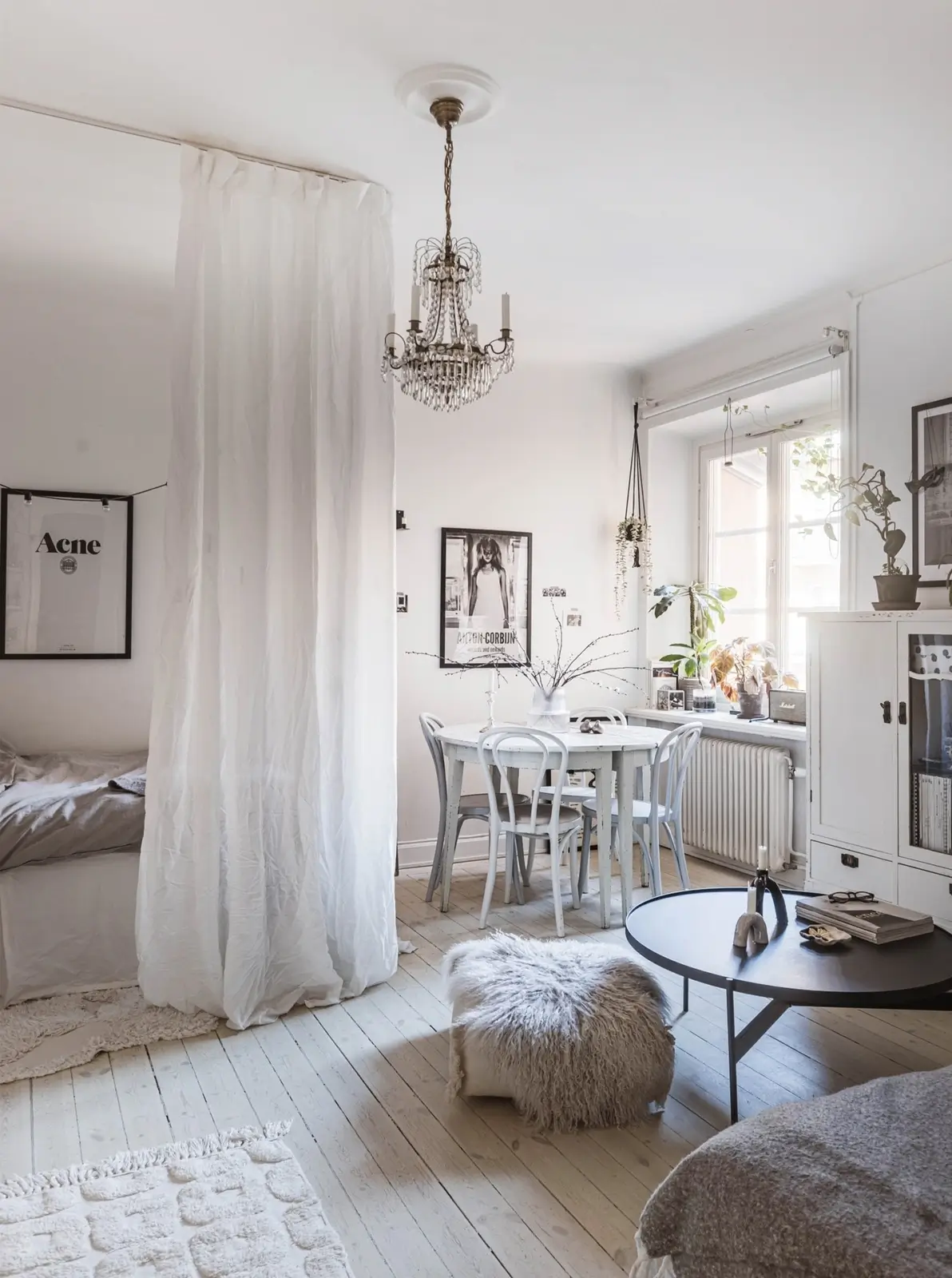 pièce principale avec lit caché par rideaux décoration blanche et scandinave studio 27m2 pièce principale avec lit caché par rideaux décoration blanche et scandinave studio 27m2