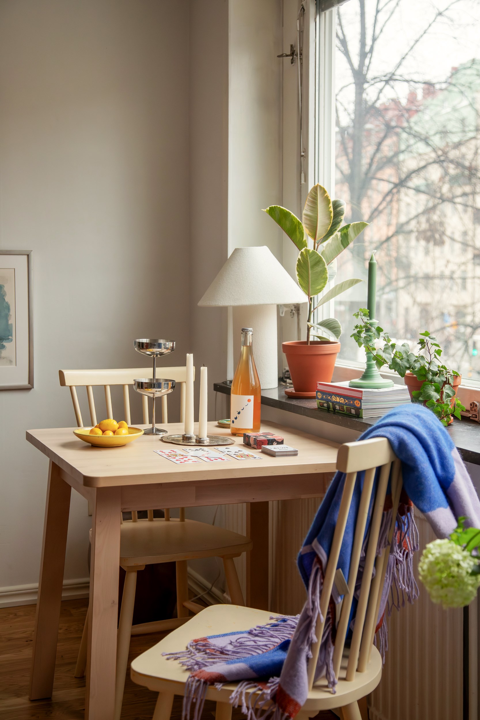espace repas studio 21m2 décoration colorée et scandinave espace repas studio 21m2 décoration colorée et scandinave