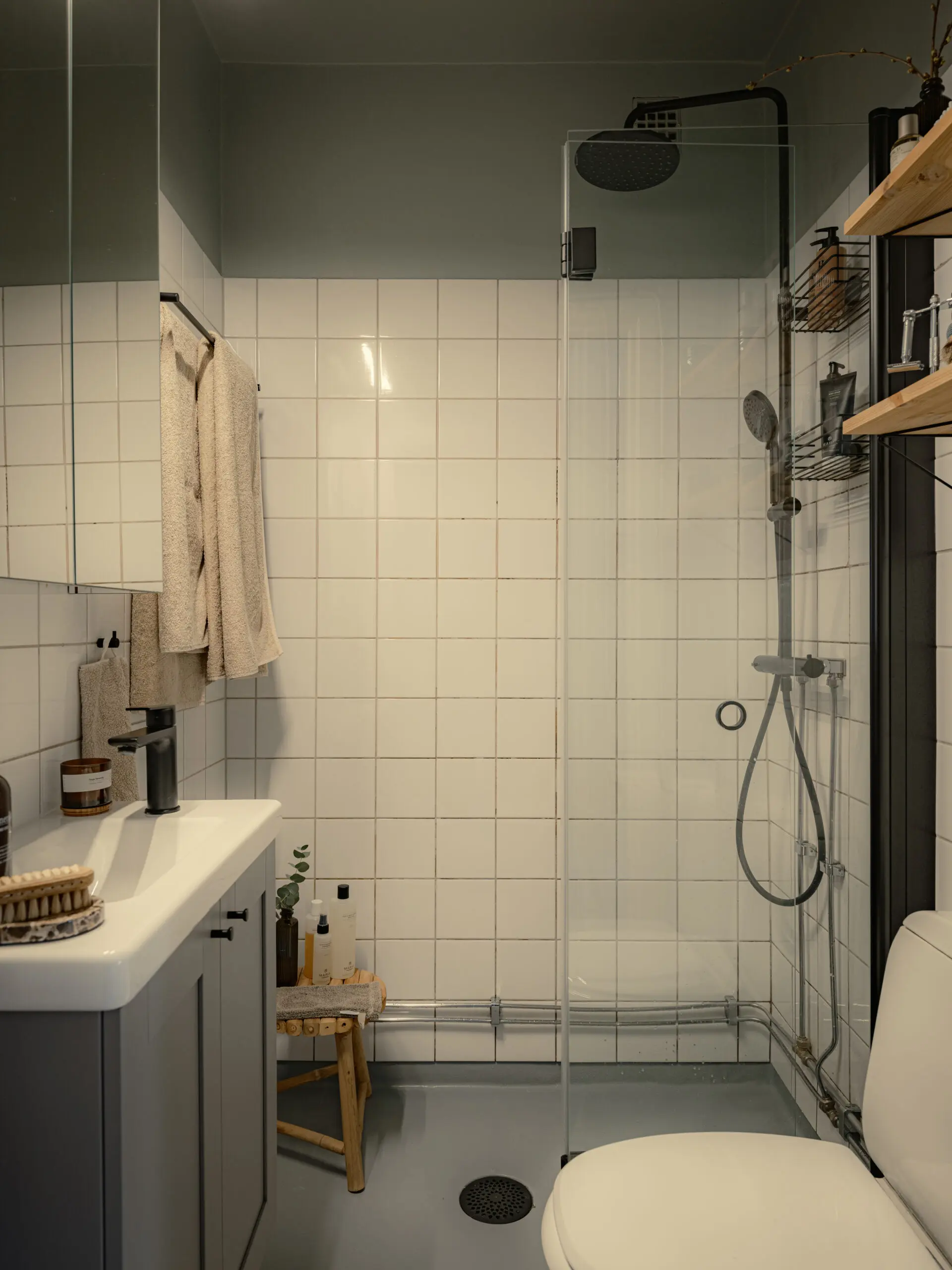 salle de bain murs gris bleu appartement 53m2 décoration scandinave et vintage salle de bain murs gris bleu appartement 53m2 décoration scandinave et vintage