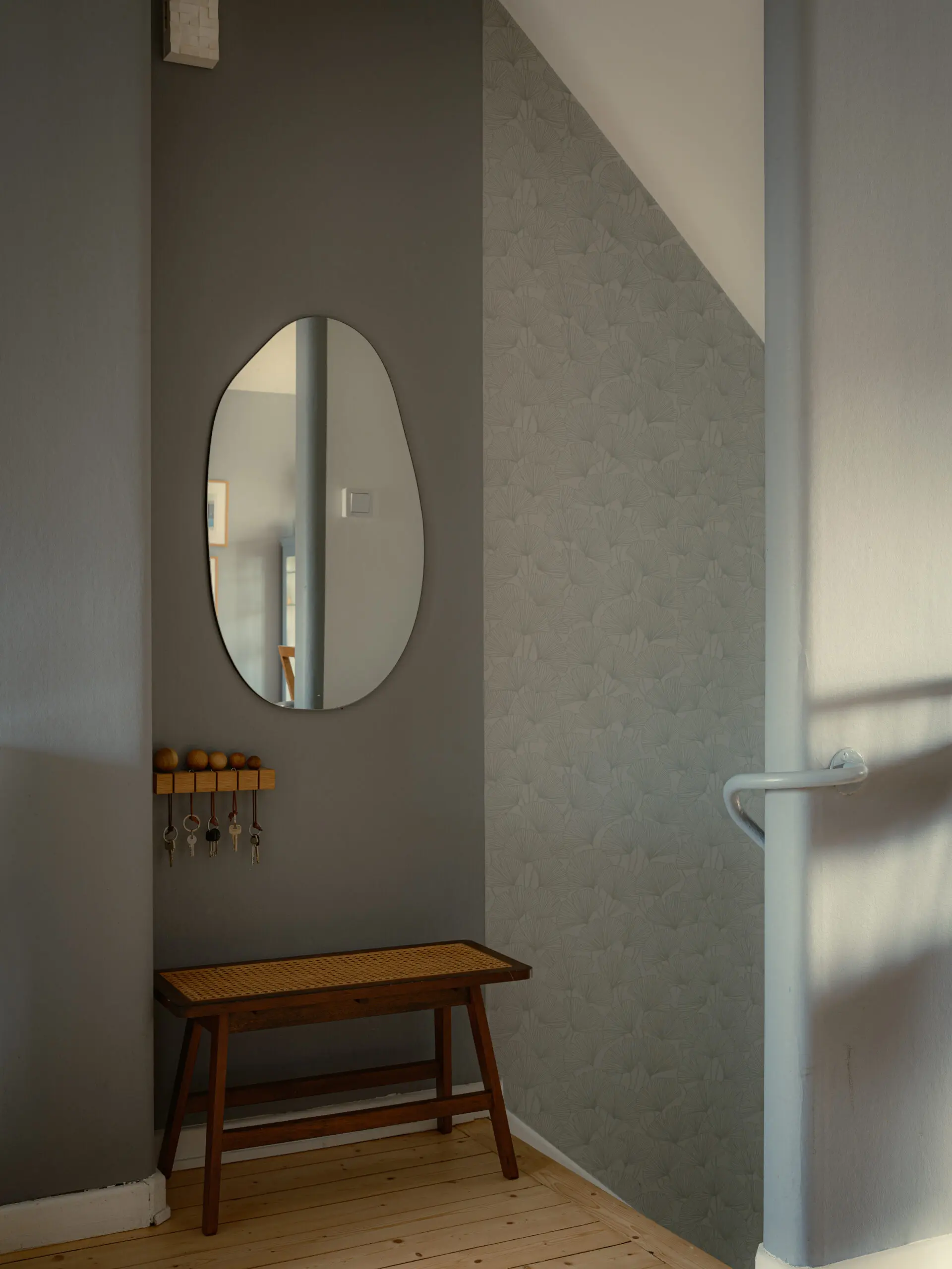 entrée murs gris bleu appartement 53m2 décoration scandinave et vintage entrée murs gris bleu appartement 53m2 décoration scandinave et vintage