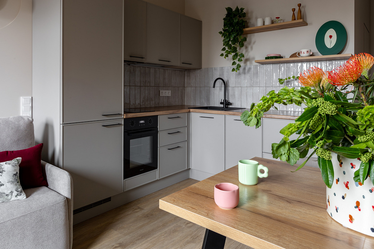 cuisine ouverte grise décoration contemporaine appartement étudiant de 37m2
