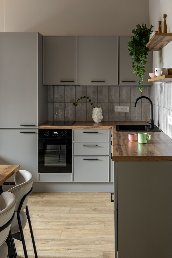 cuisine ouverte grise décoration contemporaine appartement étudiant de 37m2