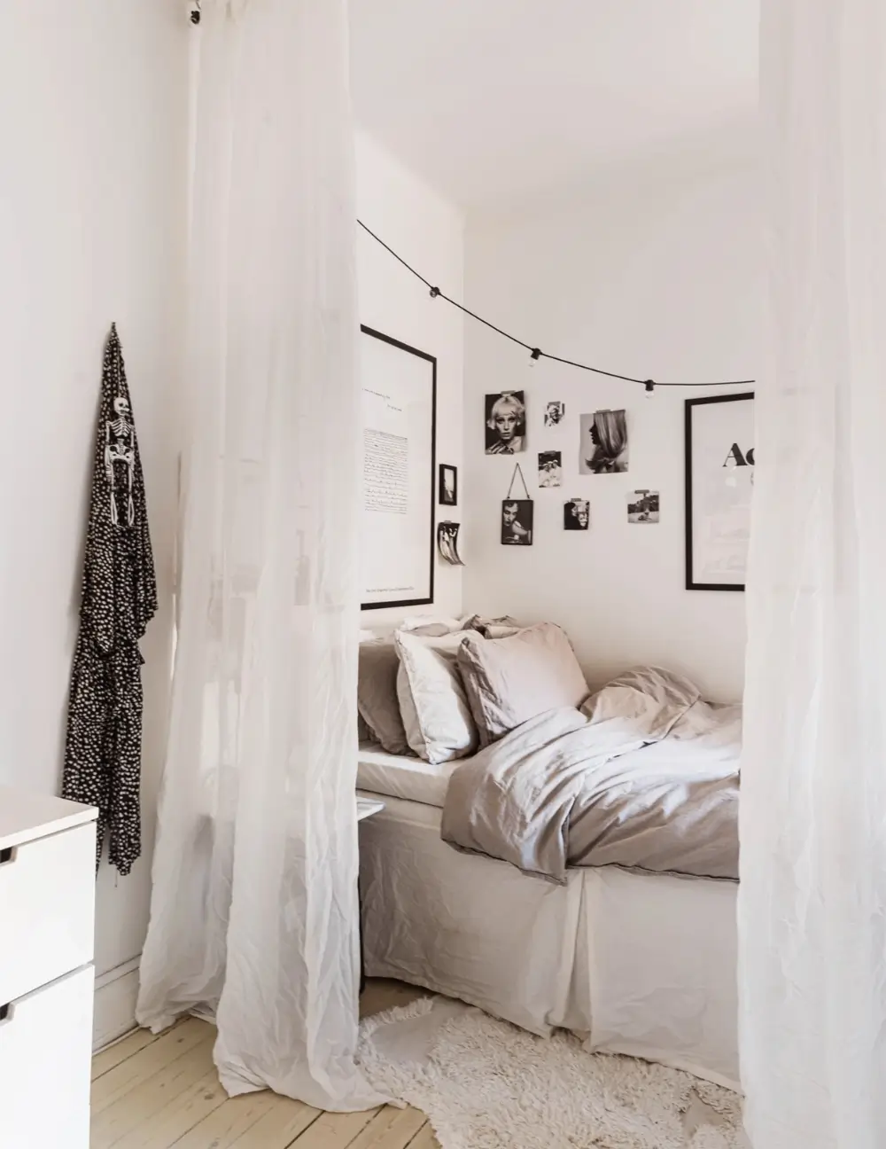 pièce principale avec lit caché par rideaux décoration blanche et scandinave studio 27m2 pièce principale avec lit caché par rideaux décoration blanche et scandinave studio 27m2