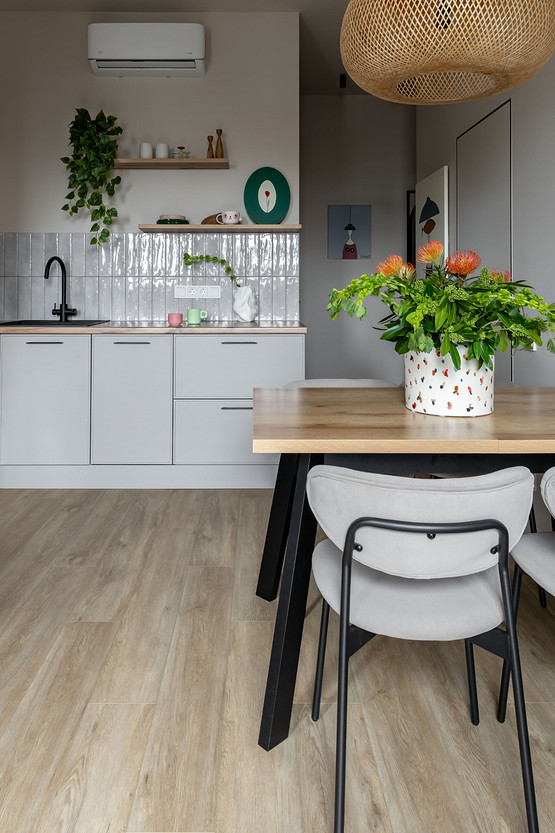 salle à manger et cuisine ouverte grise décoration contemporaine appartement étudiant de 37m2