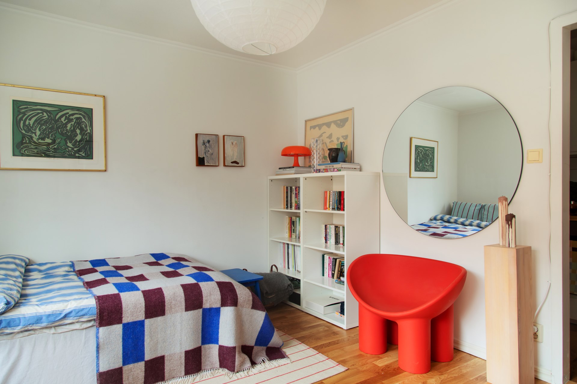 espace chambre studio 21m2 décoration colorée et scandinave fauteuil roly poly rouge espace chambre studio 21m2 décoration colorée et scandinave fauteuil roly poly rouge