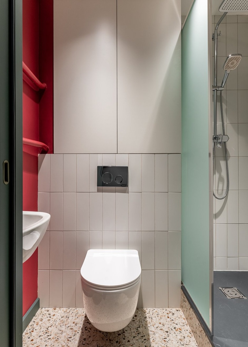 salle de bain mur rouge sol terrazzo studio 19m2 optimisé décoration contemporaine salle de bain mur rouge sol terrazzo studio 19m2 optimisé décoration contemporaine