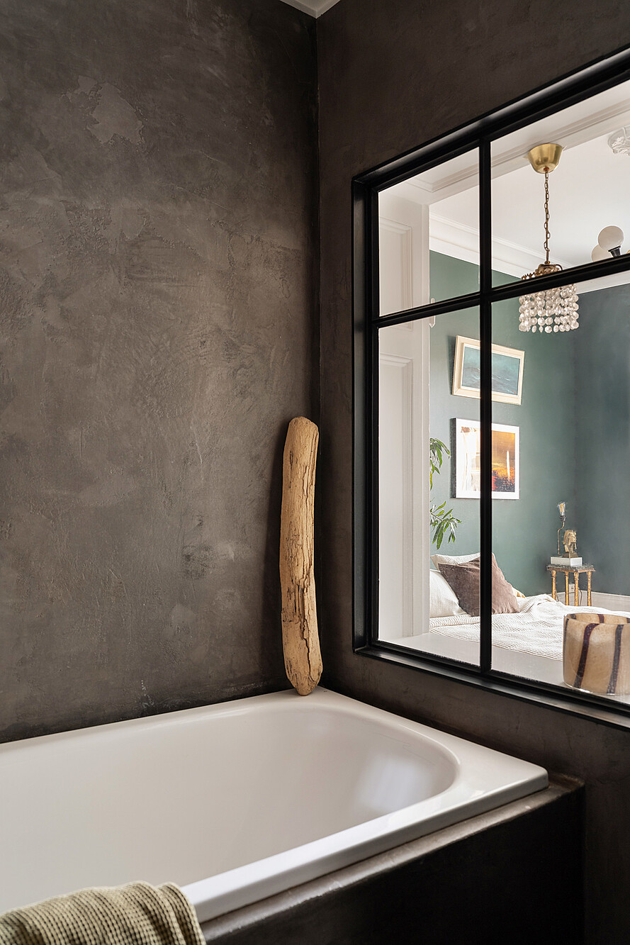 salle de bain éclairée en second jour par fenêtre intérieure sur chambre appartement deux-pièces ancien décoration vintage et bohème salle de bain éclairée en second jour par fenêtre intérieure sur chambre appartement deux-pièces ancien décoration vintage et bohème