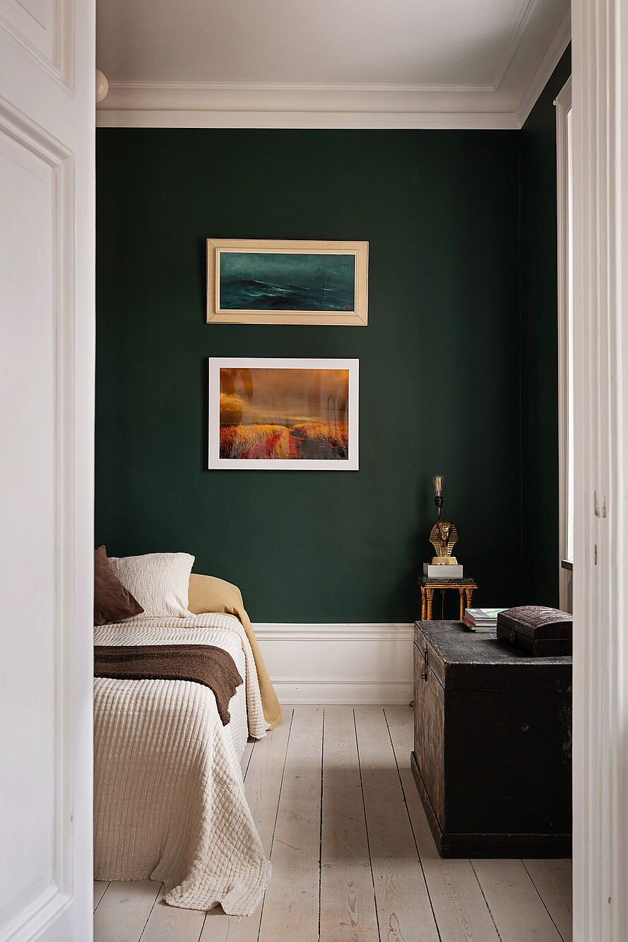 chambre mur vert foncé appartement deux-pièces ancien décoration vintage et bohème chambre mur vert foncé appartement deux-pièces ancien décoration vintage et bohème