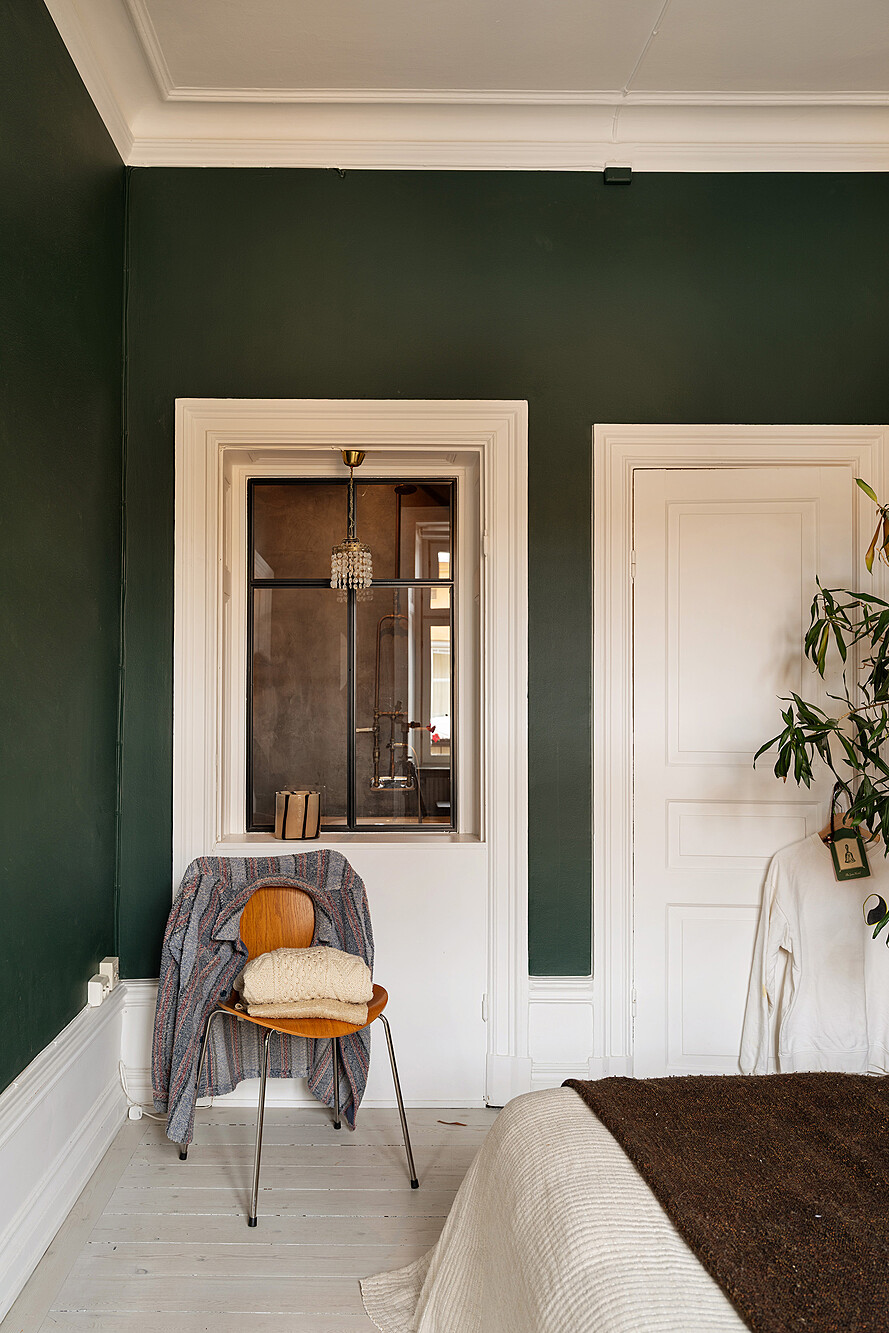 chambre mur vert foncé appartement deux-pièces ancien décoration vintage et bohème chambre mur vert foncé appartement deux-pièces ancien décoration vintage et bohème