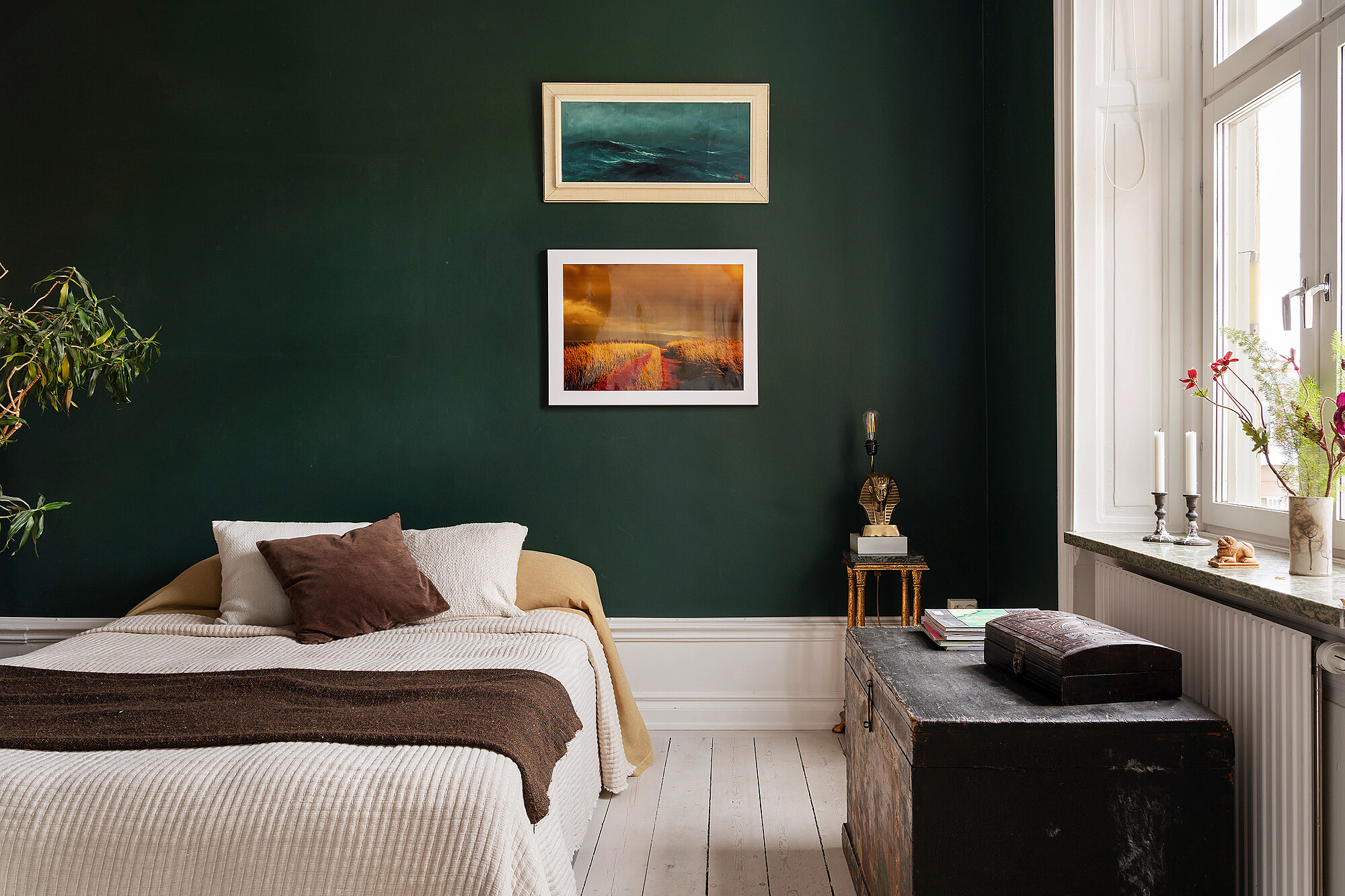 chambre mur vert foncé appartement deux-pièces ancien décoration vintage et bohème chambre mur vert foncé appartement deux-pièces ancien décoration vintage et bohème