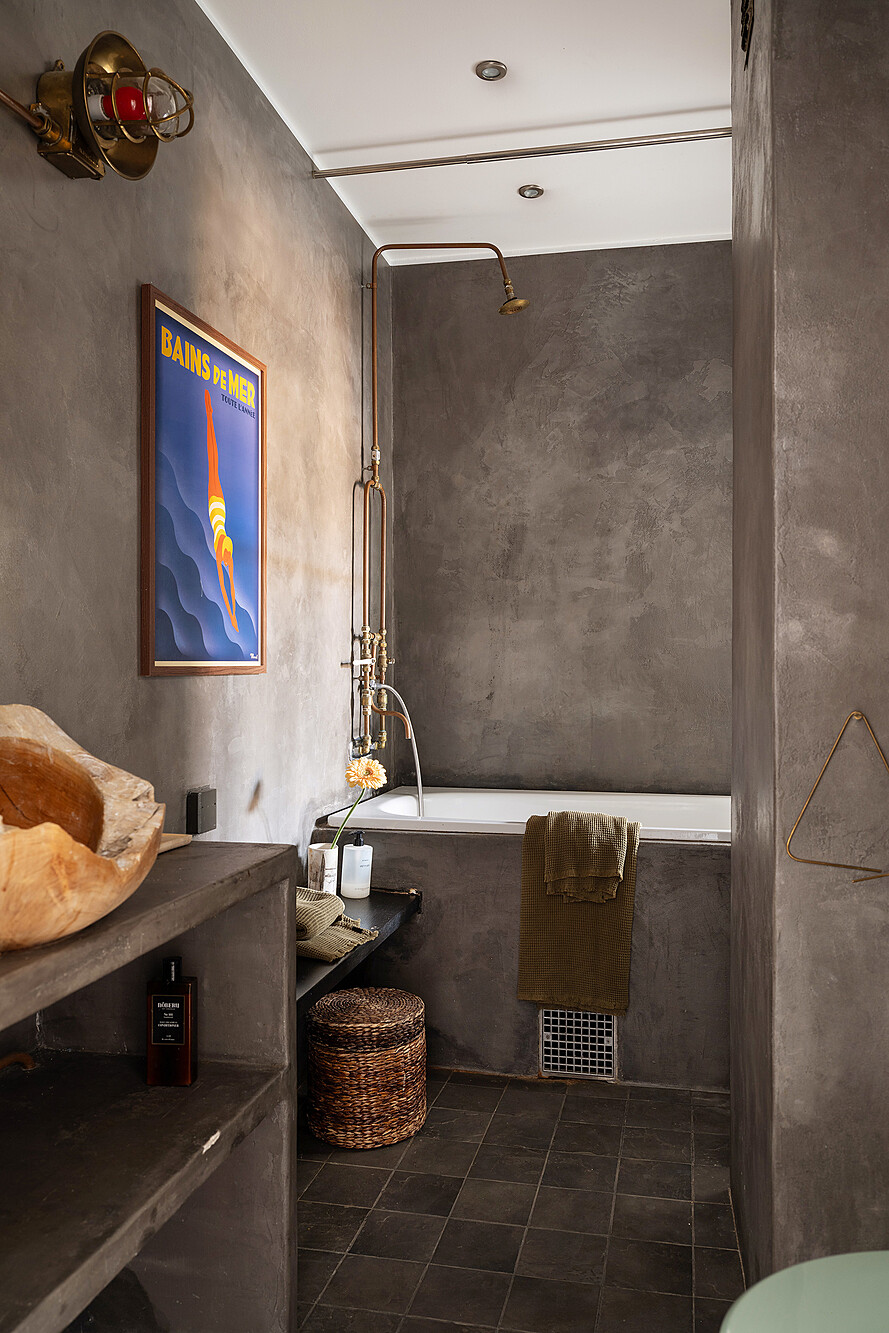 salle de bain murs gris béton éclairée en second jour par fenêtre intérieure sur chambre appartement deux-pièces ancien décoration vintage et bohème salle de bain murs gris béton éclairée en second jour par fenêtre intérieure sur chambre appartement deux-pièces ancien décoration vintage et bohème