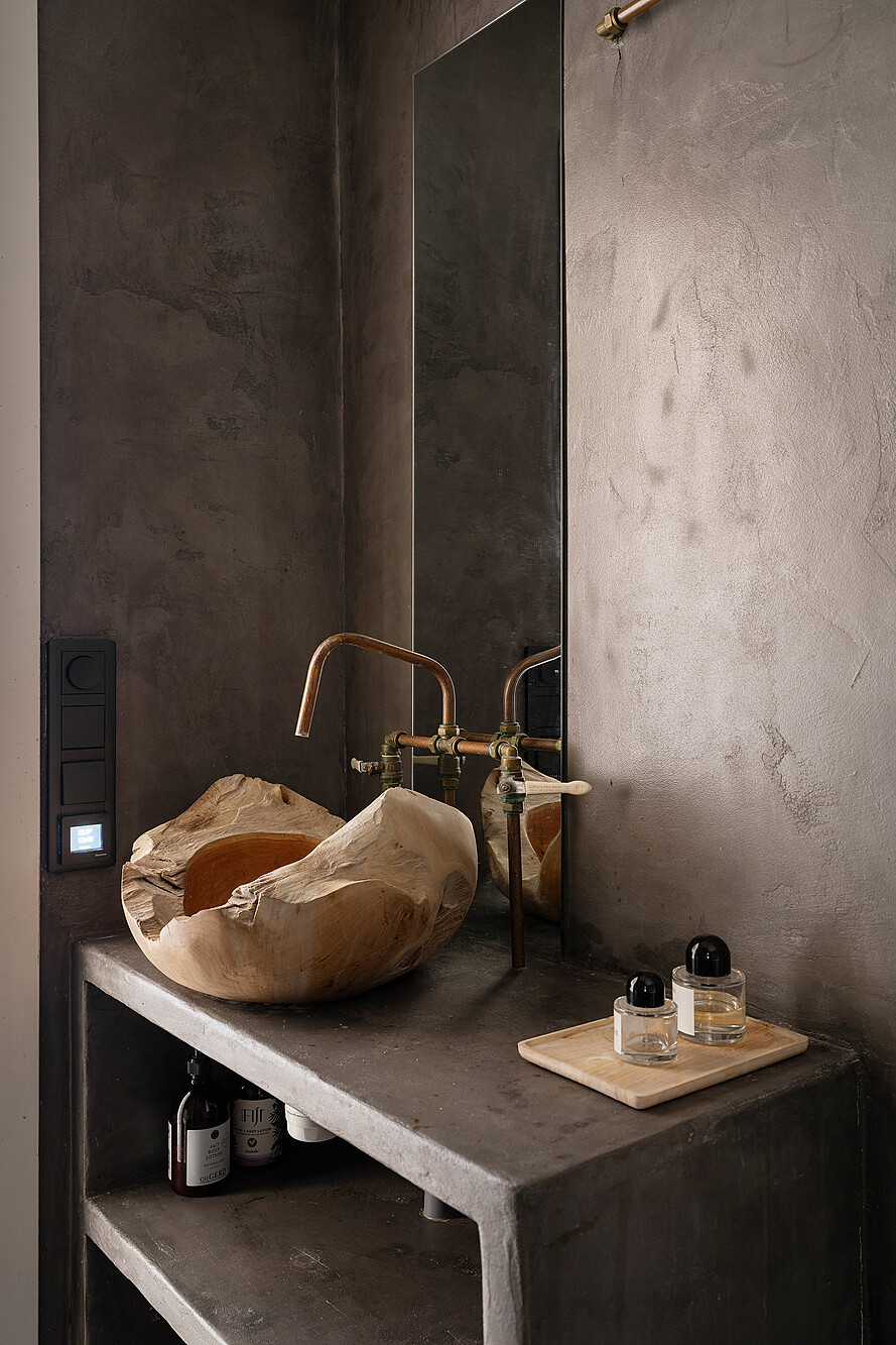 salle de bain murs gris béton éclairée en second jour par fenêtre intérieure sur chambre appartement deux-pièces ancien décoration vintage et bohème salle de bain murs gris béton éclairée en second jour par fenêtre intérieure sur chambre appartement deux-pièces ancien décoration vintage et bohème