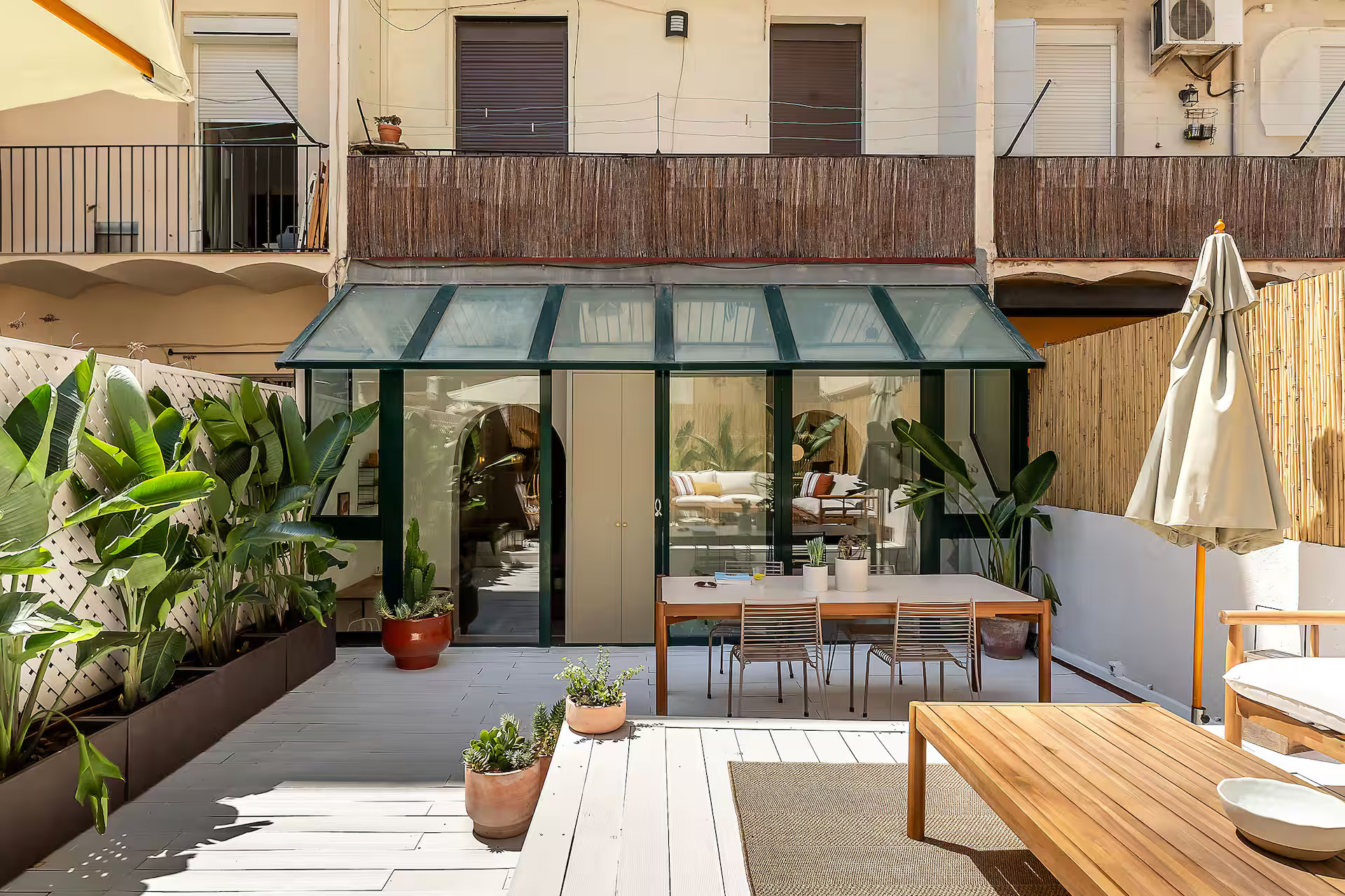terrasse XXL décoration contemporaine appartement Barcelone terrasse XXL décoration contemporaine appartement Barcelone