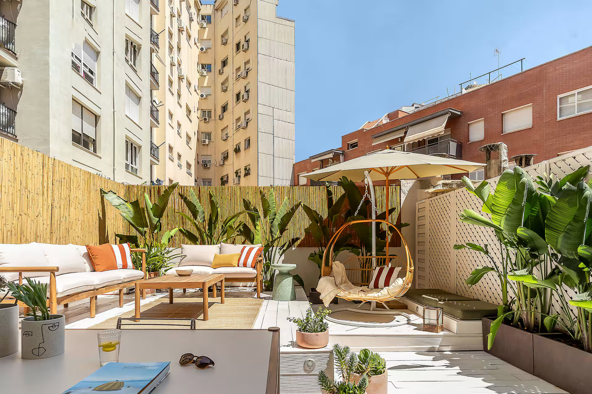 terrasse XXL décoration contemporaine appartement Barcelone terrasse XXL décoration contemporaine appartement Barcelone