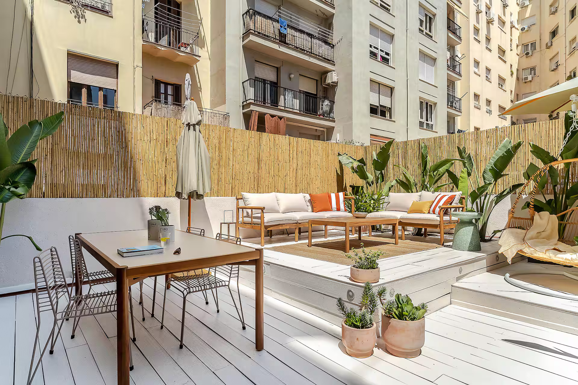 terrasse XXL décoration contemporaine appartement Barcelone terrasse XXL décoration contemporaine appartement Barcelone