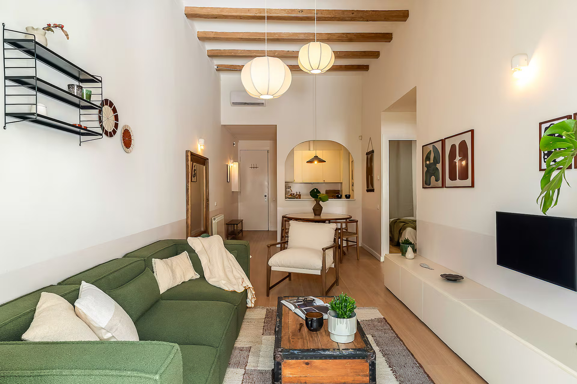 salon avec canapé vert décoration contemporaine appartement avec terrasse Barcelone salon avec canapé vert décoration contemporaine appartement avec terrasse Barcelone
