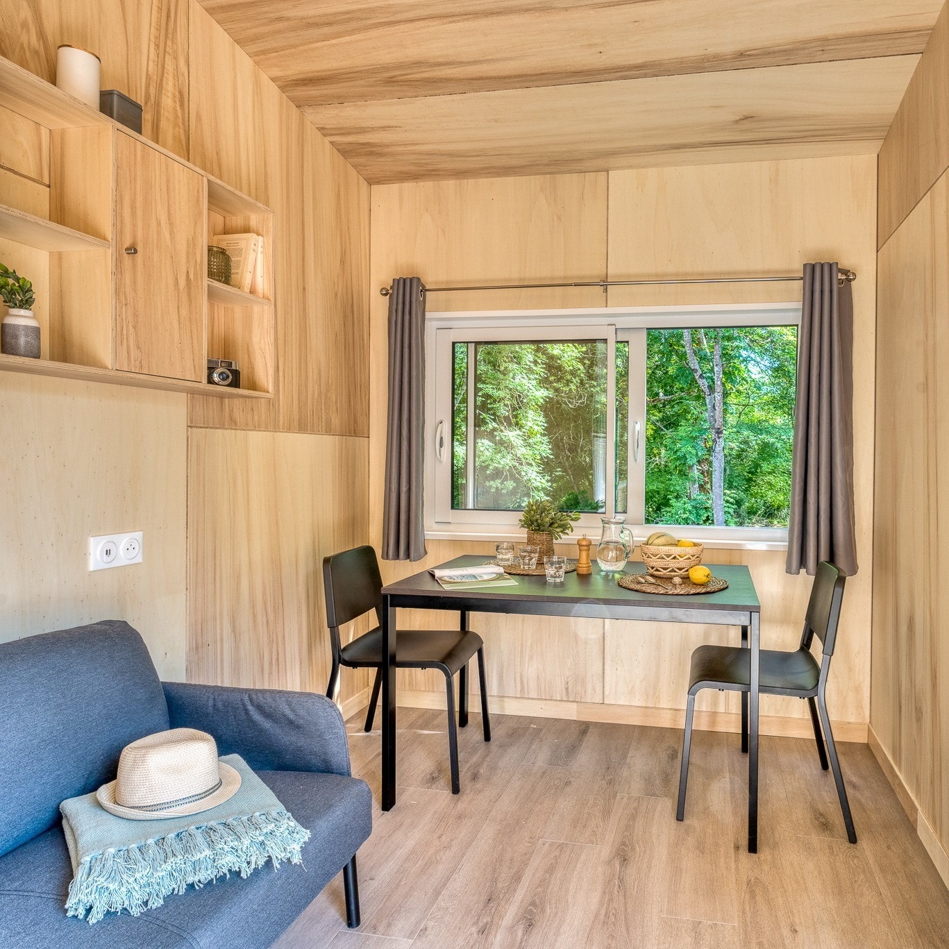 salon tiny house française 22m2 L’Intrépide de Ideal Tiny salon tiny house française 22m2 L’Intrépide de Ideal Tiny
