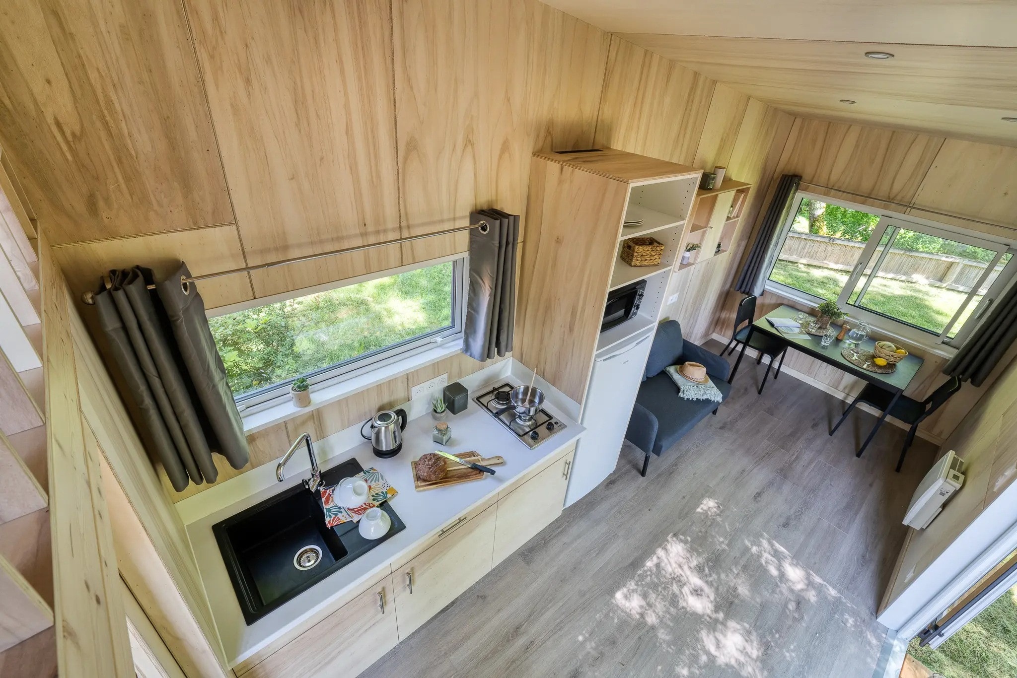 salon et cuisine tiny house française 22m2 L’Intrépide de Ideal Tiny salon et cuisine tiny house française 22m2 L’Intrépide de Ideal Tiny