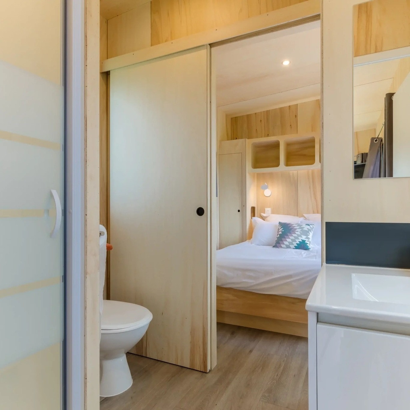 salle de bain et chambre mini maison française Sechoir par Ideal Tiny salle de bain et chambre mini maison française Sechoir par Ideal Tiny