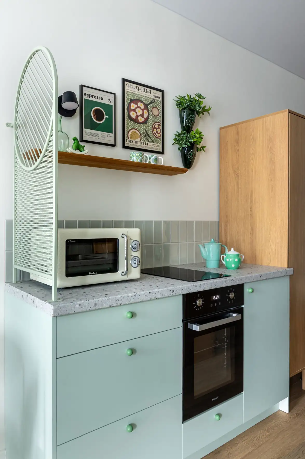 green kitchen 30m2 studio in 70's style