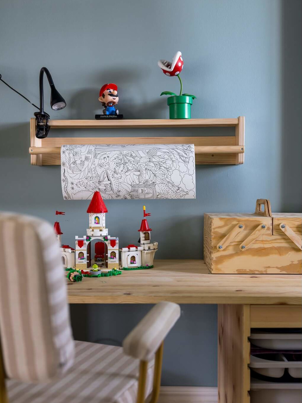 bureau chambre enfant maison de campagne décoration scandinave Lego Mario Bros bureau chambre enfant maison de campagne décoration scandinave Lego Mario Bros