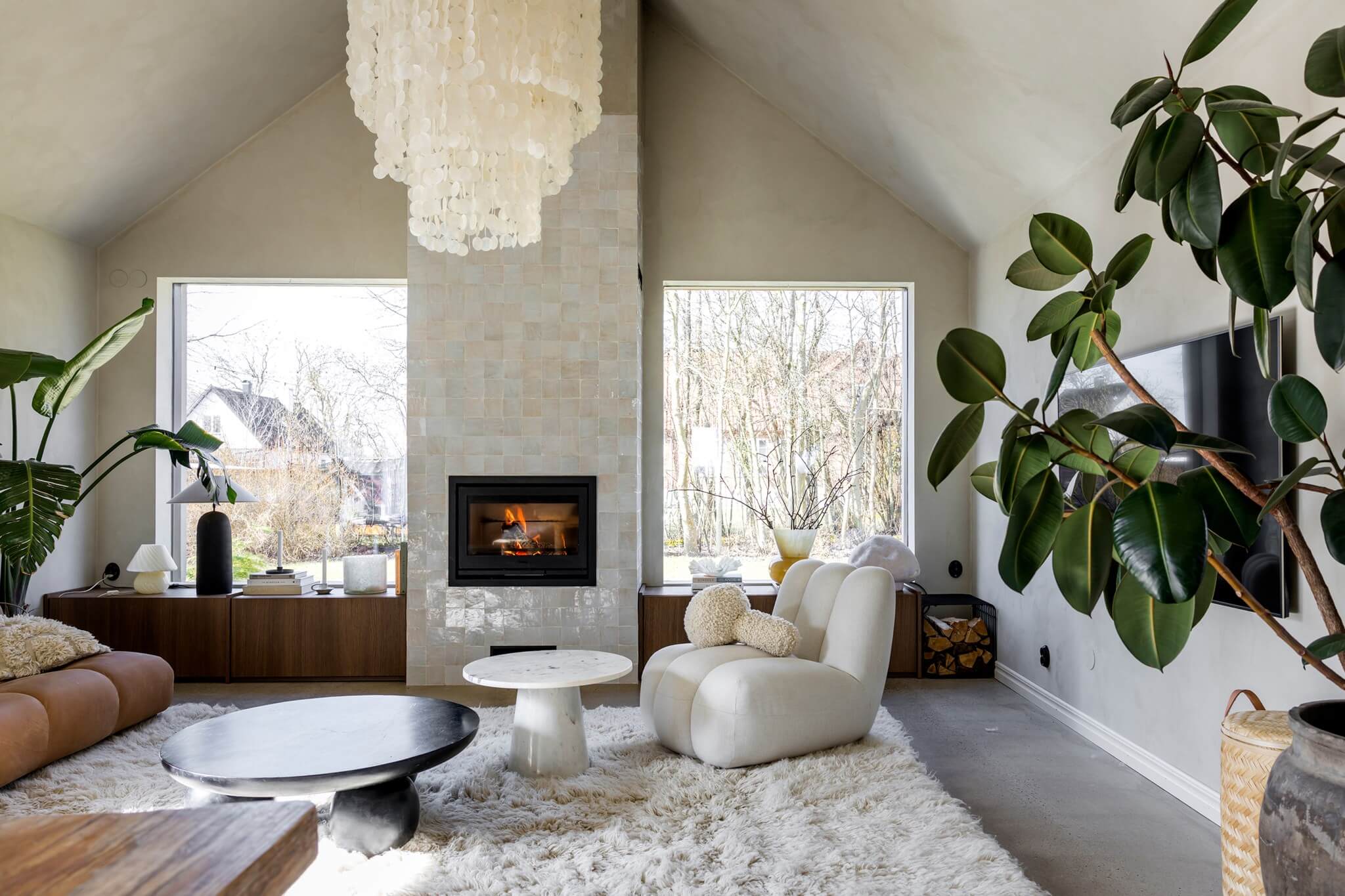 salon avec cheminée zelliges blanches sol béton ciré maison de campagne décoration scandinave salon avec cheminée zelliges blanches sol béton ciré maison de campagne décoration scandinave