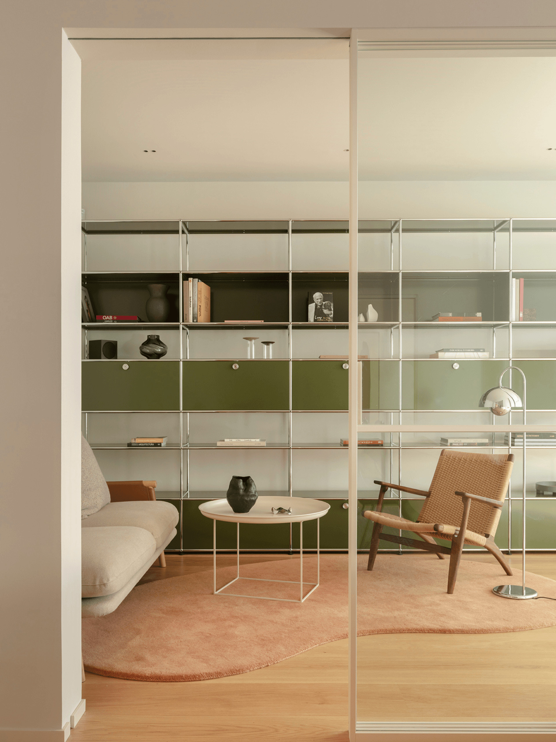 salon meuble USM Haller vert décoration contemporaine appartement Barcelone par The Room Studio salon meuble USM Haller vert décoration contemporaine appartement Barcelone par The Room Studio