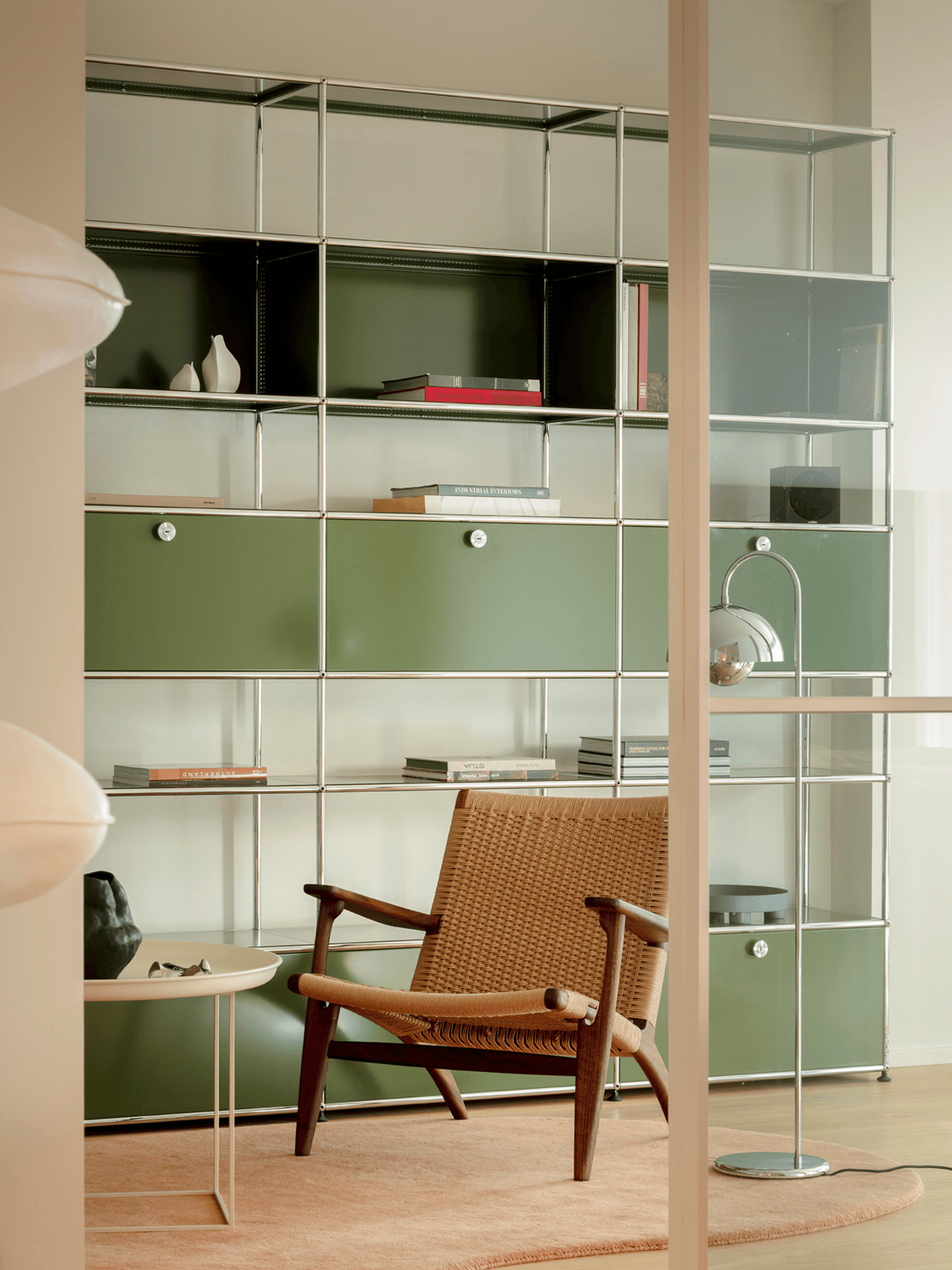 salon meuble USM Haller vert décoration contemporaine appartement Barcelone par The Room Studio salon meuble USM Haller vert décoration contemporaine appartement Barcelone par The Room Studio