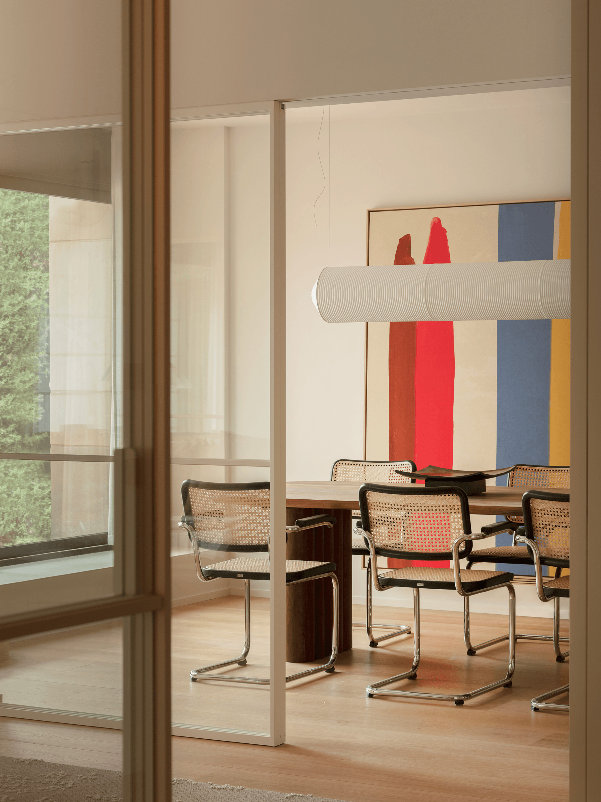 salle à manger chaises Cesca noire décoration contemporaine appartement Barcelone par The Room Studio salle à manger chaises Cesca noire décoration contemporaine appartement Barcelone par The Room Studio