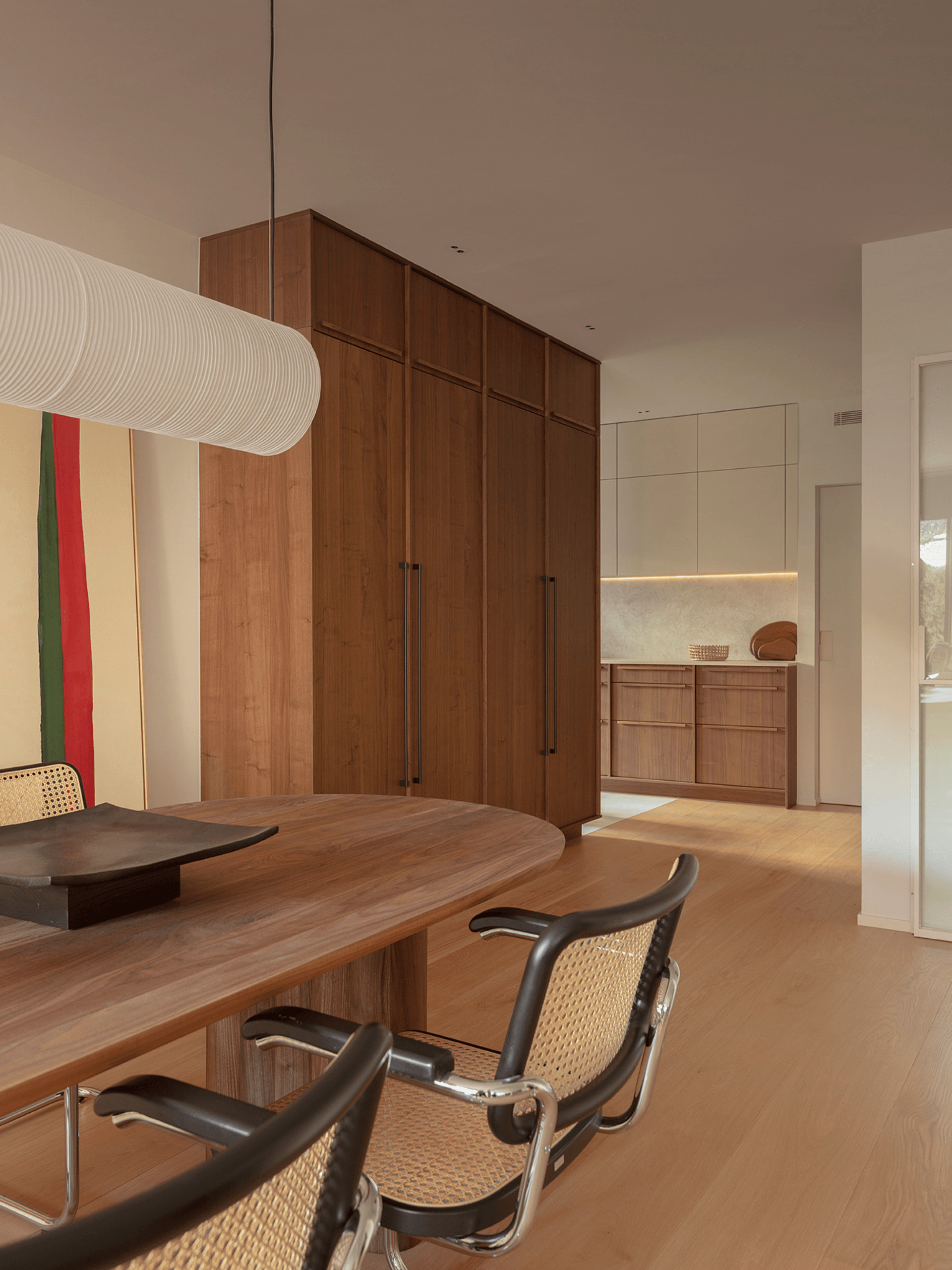 salle à manger chaises Cesca noire et cuisine bois décoration contemporaine appartement Barcelone par The Room Studio salle à manger chaises Cesca noire et cuisine bois décoration contemporaine appartement Barcelone par The Room Studio