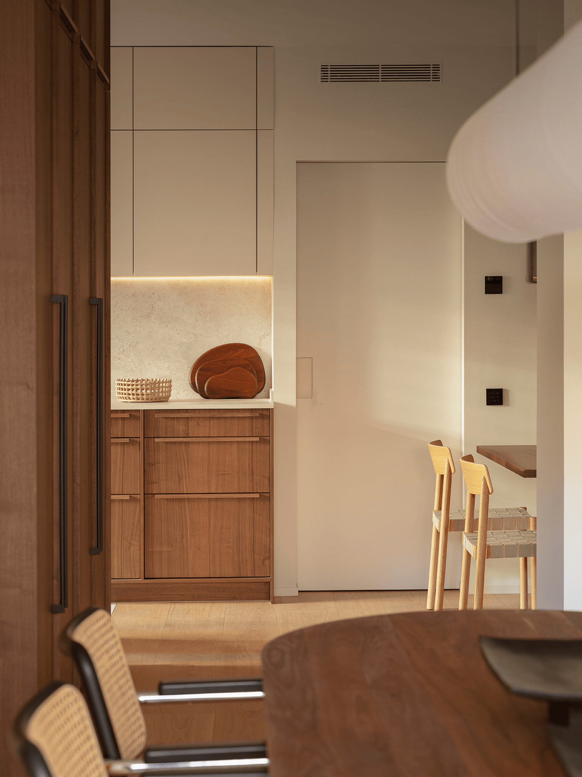 salle à manger chaises Cesca noire et cuisine bois décoration contemporaine appartement Barcelone par The Room Studio salle à manger chaises Cesca noire et cuisine bois décoration contemporaine appartement Barcelone par The Room Studio