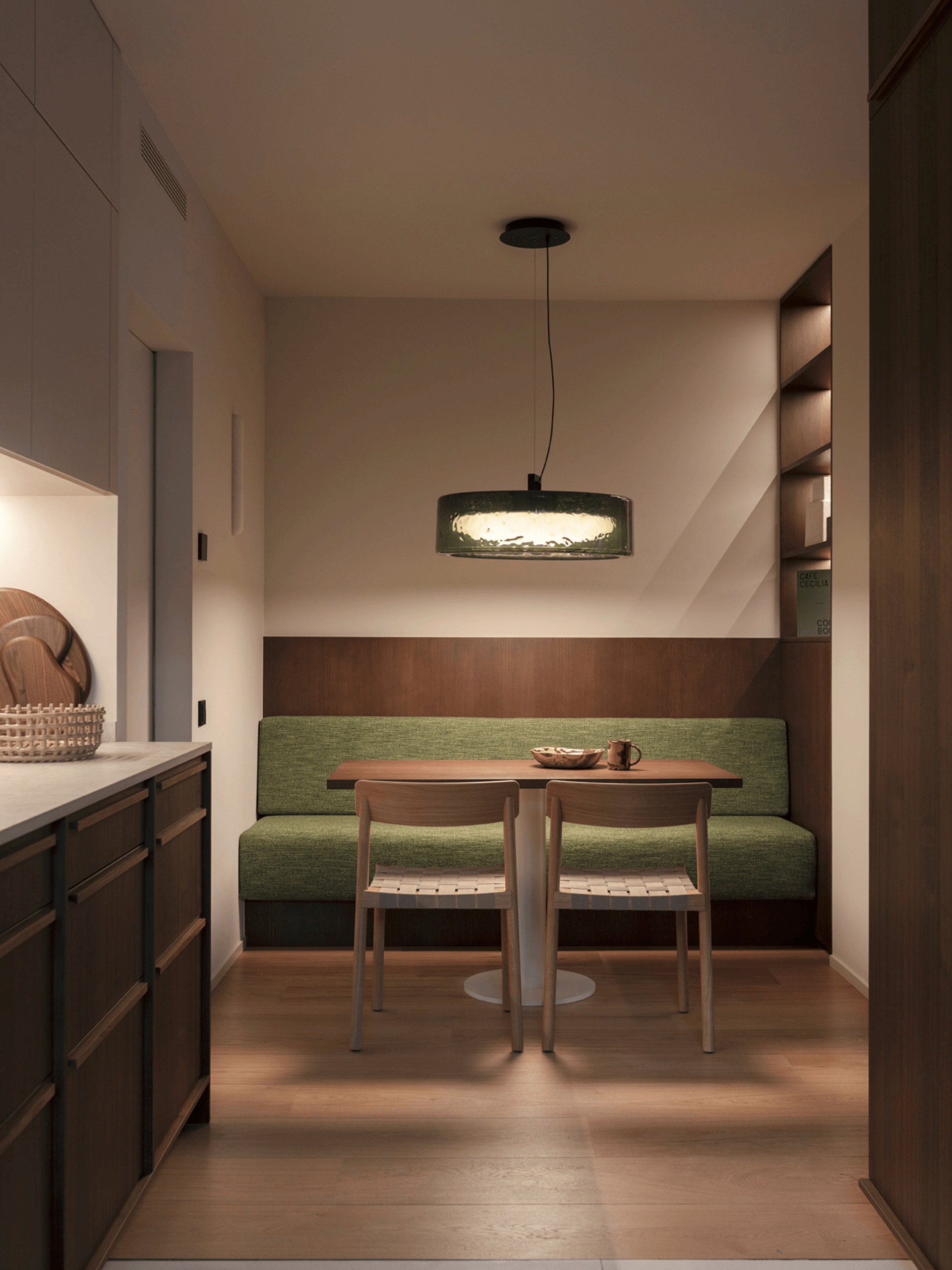 cuisine bois et coin repas banc velours vert décoration contemporaine appartement Barcelone par The Room Studio cuisine bois et coin repas banc velours vert décoration contemporaine appartement Barcelone par The Room Studio