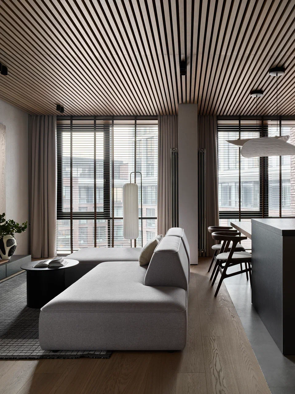 cuisine ouverte et salon canapé gris murs bois appartement décoration design style Japandi cuisine ouverte et salon canapé gris murs bois appartement décoration design style Japandi