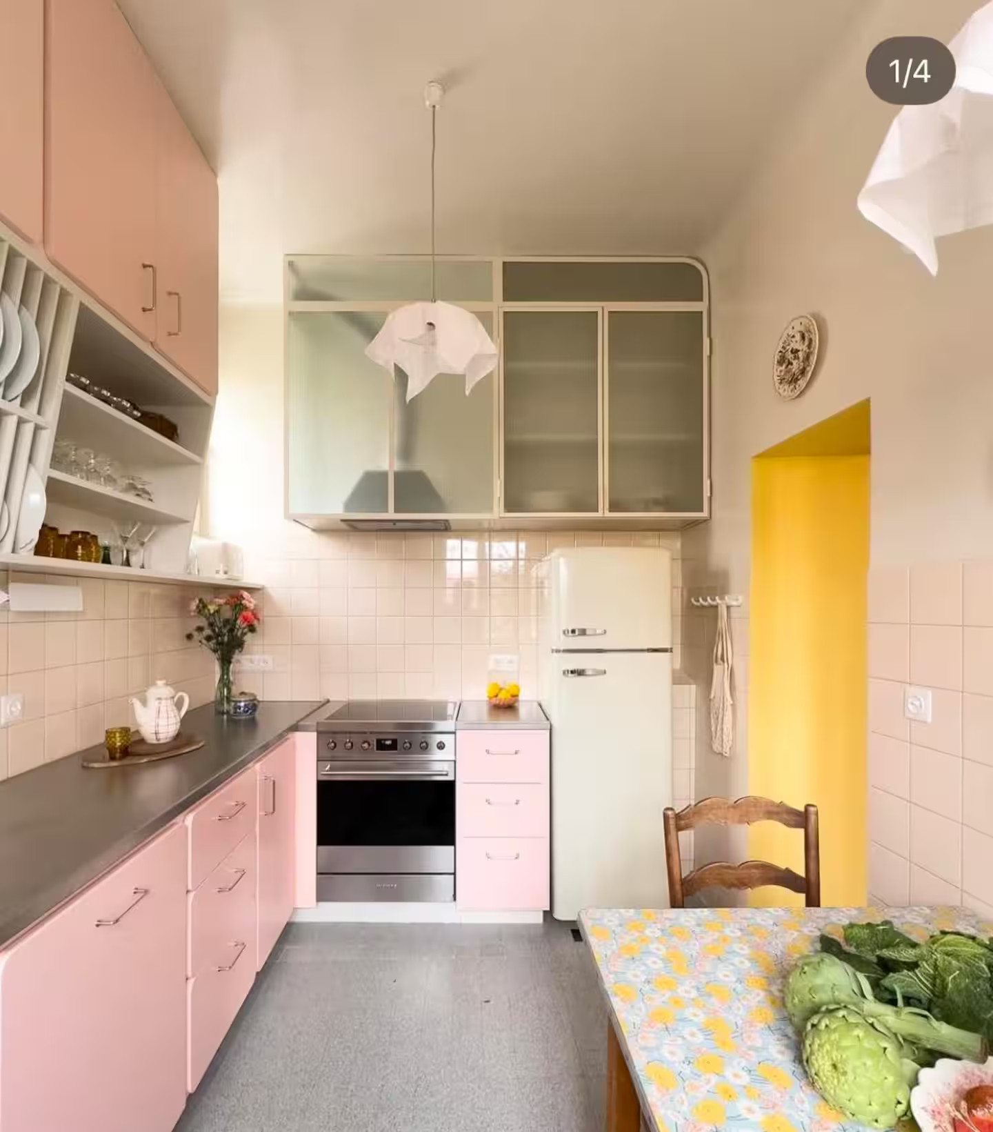 cuisine rose sol ancien gris maison de ville Marseille décoration vintage Villa Medjé cuisine rose sol ancien gris maison de ville Marseille décoration vintage Villa Medjé